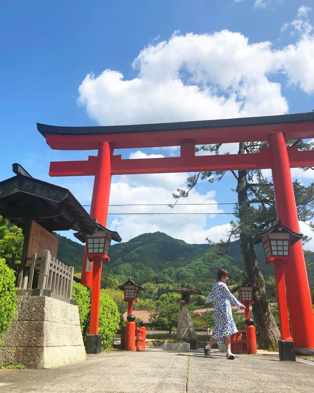 近藤夏子さんのインスタグラム写真 - (近藤夏子Instagram)「お気に入りの写真がたくさんすぎて、、、 #太皷谷稲成神社 でのパシャリ📷✨ 映え写真には努力がつきもの！！！！ と、いうことで、、最後から２枚目と最後の写真。笑 感謝でございます❤️心より❤️ #インスタ映え #島根県 #津和野 #遣島使 #生たまごbang #鳥居 #スペシャルサンクス森谷佳奈ちゃん @kana_moritani #あぁ楽しかった #近藤夏子の島根っここ行きんさい」5月27日 14時33分 - kondonatsuko