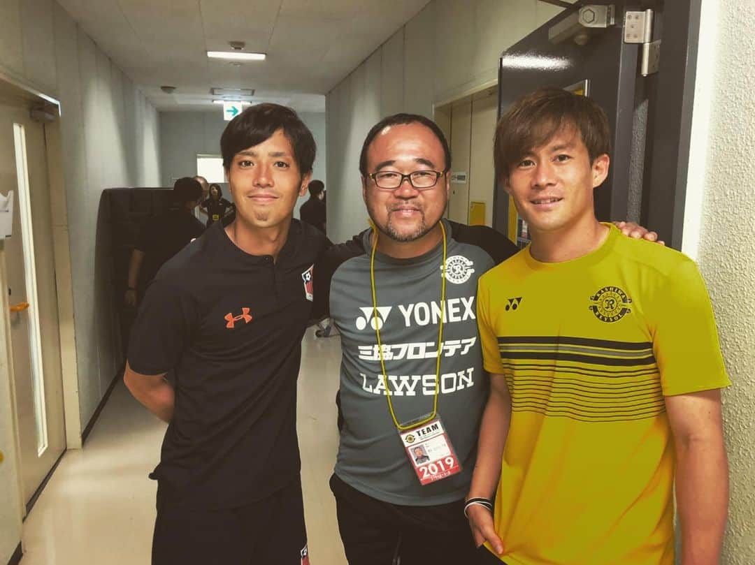 菊池大介のインスタグラム：「‪昨日も熱い応援ありがとうございました。‬ ‪自分自身のプレーの不甲斐なさとしっかり向き合って次は柏の勝ちに貢献できるようにまた練習からみんなで頑張ります。‬ 試合後としきと📸  #DaisukeKikuchi #菊池大介 #石川俊輝 #エジソン #柏レイソル #大宮アルディージャ #football  #soccer  #サッカー  #2019 #アンダーアーマー」