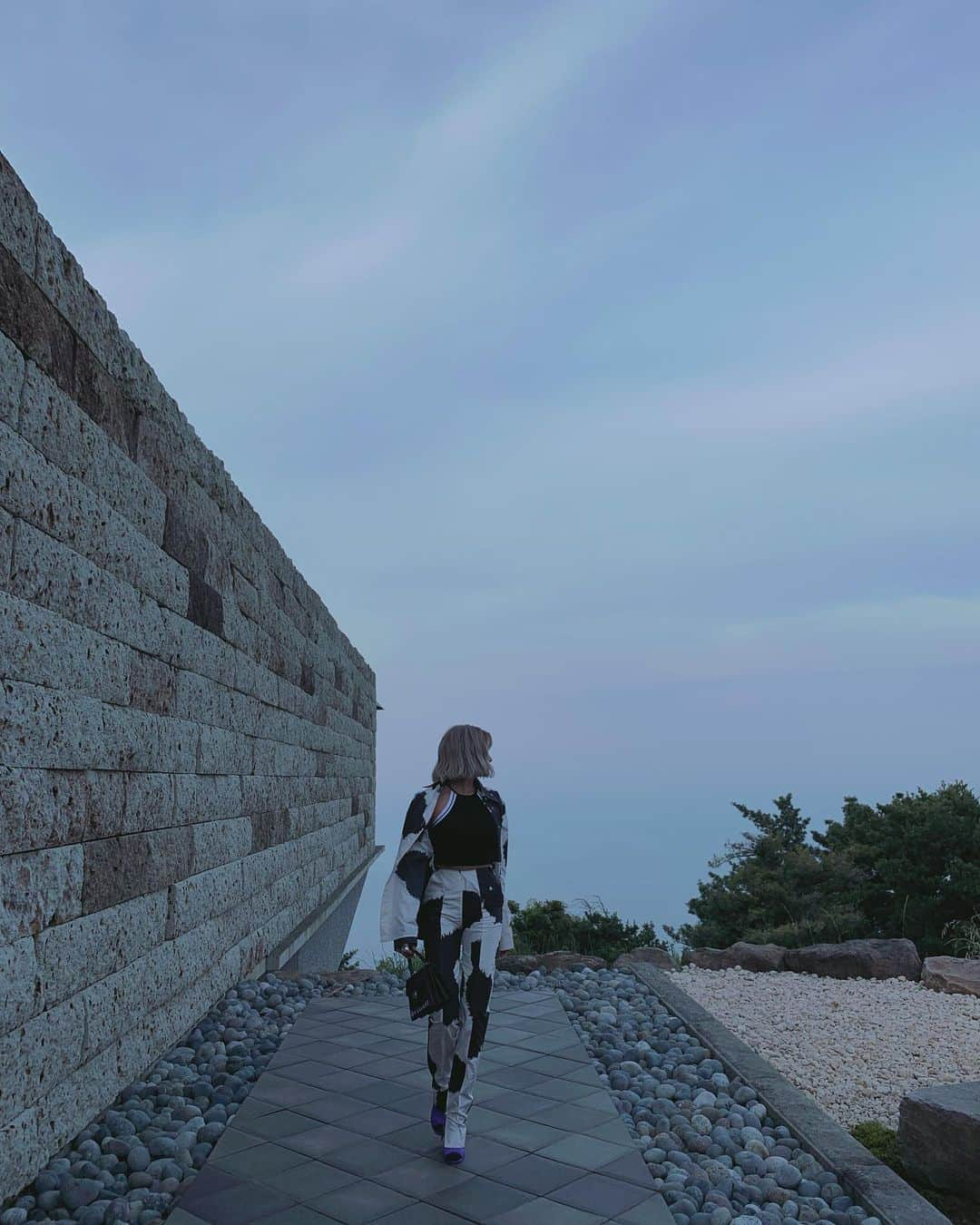 ローラさんのインスタグラム写真 - (ローラInstagram)「A friend of mine invited me to attend a really incredible outside musical experience at the Enoura Observatory yesterday. @iamkelseylu played a many-layered and beautiful song which ended with the sounds of birds chirping. Then the song ended and the most amazing thing happened- the birds in the forest surrounding the stage repeated back the sounds of the birdsong at the end of the performance. I couldn't believe my ears. Nature is truly wonderful and this kind of experience makes me realize how connected we all are🌿」5月27日 14時46分 - rolaofficial