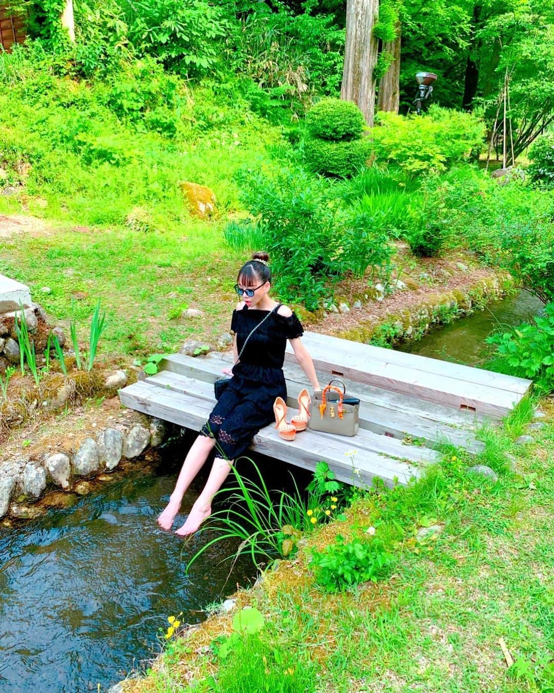 百合華さんのインスタグラム写真 - (百合華Instagram)「流れる川の水がとっても冷たくて驚いたけど笑、束の間の日向ぼっこすんごく気持ち良かった💕  #新潟県  #新潟三条  #国登録有形文化財  #嵐渓荘  #温泉旅館  #庭  #芝生  #川の水 #冷たくて気持ちいい #日向ぼっこ」5月27日 14時50分 - yurika.lovelily