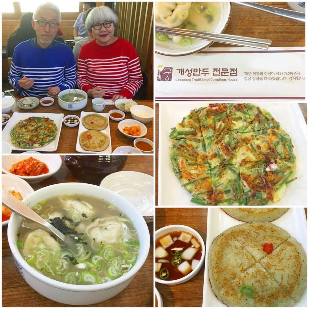 bon ponさんのインスタグラム写真 - (bon ponInstagram)「5月18日(土) 韓国4日目 ホテルで朝食 ・ 韓国観光公社が運営する「ご当地シャトル」で、ソウルから南下して百済の古都である扶余(プヨ)へ日帰りツアーに行きました。 「ご当地シャトル」は、リーズナブルな価格で都心から地方へ、韓国各地の観光スポットを巡る日本人専用の日帰りバスツアーです。仁川の江華(カンファ)、江原道の鐵原(チョロン)、忠清南道の扶余(プヨ)と舒川(ソチョン)、慶尚南道の陜川(ハプチョン)の5つのコースがあります。プロのガイドによる解説、入場料・体験料、昼食、旅行者保険すべて含まれているので、初心者でも安心してツアーを楽しむことができます。 ・ 『扶蘇山城(プソサンソン)』 古代朝鮮半島で百済・高句麗・新羅の三国が対立した三国時代。扶蘇山城(プソサンソン)は、その一国である百済(紀元前18年〜紀元660年)の全盛期から滅亡までを共にした象徴的な砦です。2015年には「百済歴史遺跡地区」の一つとしてユネスコ世界文化遺産にも指定されました。 ・ 昼食は、韓定食をいただきました。テーブルに乗り切らないほど沢山のお料理が並んで圧巻でした！クチナシ(黄)と百年草(赤)で色付けした、白・赤・黄の「三色ご飯」の他に、プルコギやタッカルビ、味噌スープなど、心を込めて作られた季節のおかずを御膳でいただきました。目にも美しく、贅沢な気分を味わいました。 ・ 『扶余郡忠南国楽団』公演鑑賞 土曜常設公演の『扶余群忠南国楽団』は、「歌・舞・楽・劇」が一体となった舞台が繰り広げられ、毎週異なった多様な演目が披露されています。代表的な演目に、百済五樂士、ピリ散調、百済民謡、風流チャンゴ踊り、サルプリ、サムルノリなどがあります。 ・ 『定林寺址(チョンニムサジ)』 古代王国百済の仏教文化が最も花開いた泗沘(サビ)時代(538年〜660年)、都の中心に建設された定林寺(チョンニムサ)は、百済王室の最も重要な大寺院だったとされています。百済時代から1400年の歳月、雨風に打たれながらその姿を現代まで留めている五重の石塔は、2015年にはユネスコ世界文化遺産にも指定された国宝です。 ・ 『宮南池(クンナムジ)』 薯童(ソドン)と善花(ソナ)姫の愛の物語を伝える宮南池は、韓国に現存する最古の人造池で、東屋の「抱龍亭」と柳や蓮の花が美しく、撮影スポットとしても有名。池の東側には百済時代の建造物の輪郭を知ることができる礎石が残っており、百済時代当時の瓦が多数出土しています。 ・ 『陵山里(ヌンサンリ)古墳群・羅城(ナソン)』 扶余の中心から少し離れたところにある7つの古墳群。百済後期、泗沘(サビ)時代(538年〜660年)に作られた王陵といわれ、保存状態が良い。すぐ横には百済古墳模型展示館があり、古墳や王陵の中の様子などが一目でわかるように展示されています。古墳内部の壁画も見ることができ、2015年にユネスコ世界文化遺産にも指定されました。 ・ ソウルに戻って夕食。 手作りのマンドゥ(餃子)を温かいスープに浮かべたマンドゥグッ(餃子スープ)とチヂミ(海鮮とじゃがいも)を食べました。どれも安定の美味しさ🥟👍 ・ 『仁寺洞(インサドン)』散策 アンティークと古美術品を取引していたエリアで、現代的な雰囲気と昔ながらの伝統が調和した都会の中の一画。大小のギャラリーが100以上あり、路地ごとに伝統工芸店、伝統飲食店、カフェなどが密集しているエリアです。 ・ ・ #韓国視察旅行 #韓国観光公社 #ソウルで一週間暮らし #韓旅サポーターズ #ソウル #夫婦 #60代 #ファッション #コーディネート #リンクコーデ #夫婦コーデ #グレイヘア #白髪 #共白髪 #couple #over60 #fashion #coordinate #instafashion #instagramjapan #greyhair #bonpon511」5月27日 14時51分 - bonpon511