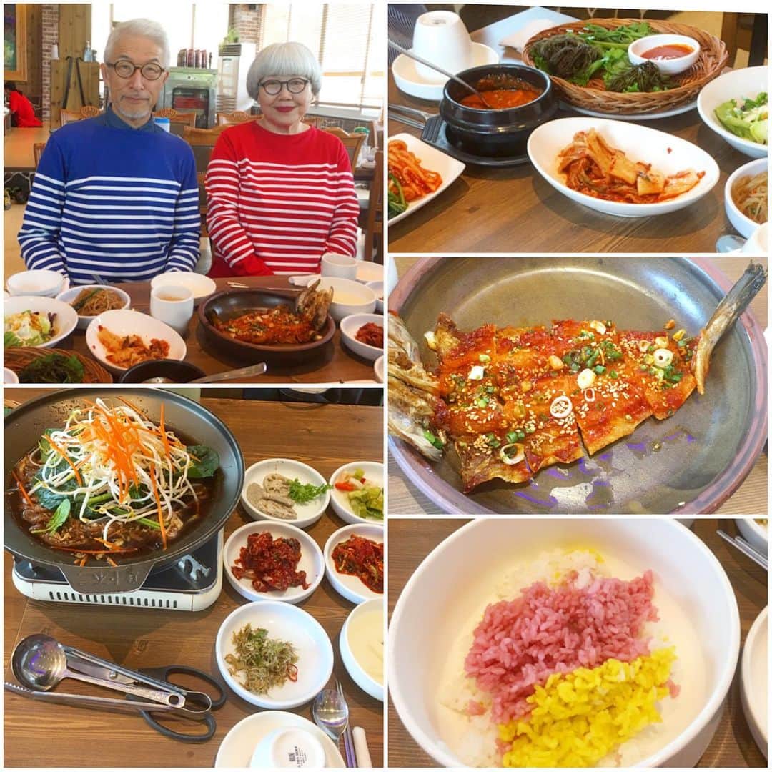 bon ponさんのインスタグラム写真 - (bon ponInstagram)「5月18日(土) 韓国4日目 ホテルで朝食 ・ 韓国観光公社が運営する「ご当地シャトル」で、ソウルから南下して百済の古都である扶余(プヨ)へ日帰りツアーに行きました。 「ご当地シャトル」は、リーズナブルな価格で都心から地方へ、韓国各地の観光スポットを巡る日本人専用の日帰りバスツアーです。仁川の江華(カンファ)、江原道の鐵原(チョロン)、忠清南道の扶余(プヨ)と舒川(ソチョン)、慶尚南道の陜川(ハプチョン)の5つのコースがあります。プロのガイドによる解説、入場料・体験料、昼食、旅行者保険すべて含まれているので、初心者でも安心してツアーを楽しむことができます。 ・ 『扶蘇山城(プソサンソン)』 古代朝鮮半島で百済・高句麗・新羅の三国が対立した三国時代。扶蘇山城(プソサンソン)は、その一国である百済(紀元前18年〜紀元660年)の全盛期から滅亡までを共にした象徴的な砦です。2015年には「百済歴史遺跡地区」の一つとしてユネスコ世界文化遺産にも指定されました。 ・ 昼食は、韓定食をいただきました。テーブルに乗り切らないほど沢山のお料理が並んで圧巻でした！クチナシ(黄)と百年草(赤)で色付けした、白・赤・黄の「三色ご飯」の他に、プルコギやタッカルビ、味噌スープなど、心を込めて作られた季節のおかずを御膳でいただきました。目にも美しく、贅沢な気分を味わいました。 ・ 『扶余郡忠南国楽団』公演鑑賞 土曜常設公演の『扶余群忠南国楽団』は、「歌・舞・楽・劇」が一体となった舞台が繰り広げられ、毎週異なった多様な演目が披露されています。代表的な演目に、百済五樂士、ピリ散調、百済民謡、風流チャンゴ踊り、サルプリ、サムルノリなどがあります。 ・ 『定林寺址(チョンニムサジ)』 古代王国百済の仏教文化が最も花開いた泗沘(サビ)時代(538年〜660年)、都の中心に建設された定林寺(チョンニムサ)は、百済王室の最も重要な大寺院だったとされています。百済時代から1400年の歳月、雨風に打たれながらその姿を現代まで留めている五重の石塔は、2015年にはユネスコ世界文化遺産にも指定された国宝です。 ・ 『宮南池(クンナムジ)』 薯童(ソドン)と善花(ソナ)姫の愛の物語を伝える宮南池は、韓国に現存する最古の人造池で、東屋の「抱龍亭」と柳や蓮の花が美しく、撮影スポットとしても有名。池の東側には百済時代の建造物の輪郭を知ることができる礎石が残っており、百済時代当時の瓦が多数出土しています。 ・ 『陵山里(ヌンサンリ)古墳群・羅城(ナソン)』 扶余の中心から少し離れたところにある7つの古墳群。百済後期、泗沘(サビ)時代(538年〜660年)に作られた王陵といわれ、保存状態が良い。すぐ横には百済古墳模型展示館があり、古墳や王陵の中の様子などが一目でわかるように展示されています。古墳内部の壁画も見ることができ、2015年にユネスコ世界文化遺産にも指定されました。 ・ ソウルに戻って夕食。 手作りのマンドゥ(餃子)を温かいスープに浮かべたマンドゥグッ(餃子スープ)とチヂミ(海鮮とじゃがいも)を食べました。どれも安定の美味しさ🥟👍 ・ 『仁寺洞(インサドン)』散策 アンティークと古美術品を取引していたエリアで、現代的な雰囲気と昔ながらの伝統が調和した都会の中の一画。大小のギャラリーが100以上あり、路地ごとに伝統工芸店、伝統飲食店、カフェなどが密集しているエリアです。 ・ ・ #韓国視察旅行 #韓国観光公社 #ソウルで一週間暮らし #韓旅サポーターズ #ソウル #夫婦 #60代 #ファッション #コーディネート #リンクコーデ #夫婦コーデ #グレイヘア #白髪 #共白髪 #couple #over60 #fashion #coordinate #instafashion #instagramjapan #greyhair #bonpon511」5月27日 14時51分 - bonpon511