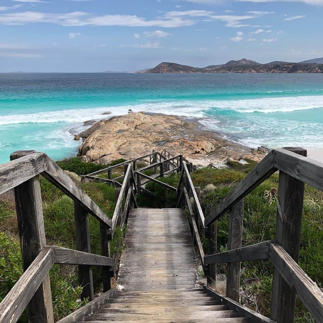 Australiaさんのインスタグラム写真 - (AustraliaInstagram)「Another day, another stairway to (beach) heaven in @westernaustralia. 🏖️ @stuwasthere was on his way down to #LuckyBay, which is known for its sparkling blue waters, squeaky white sand and the local kangaroo mob. This idyllic spot in @australiasgoldenoutback is under an hour’s drive from #Esperance, and you best pack your gear for all the water-based fun like swimming, snorkelling and surfing. TIP: @especotours runs a guided 4WD tour that drives on the #beach, while @aatkings and @aussieperthtours both run multi-day tours that explore #CapeLeGrandNationalPark departing from #Perth.  #seeaustralia #justanotherdayinwa #goldenoutback #nature」5月27日 15時00分 - australia