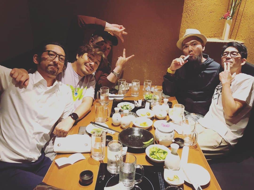 田中順平のインスタグラム：「高校の同級生 会話は高校時代とたいして変わらない🤣 久しぶりでもすぐに昔のようにもどれる友達って大事🤝 楽しすぎて飲みすぎたけども🍺 #同級生 #都城 #のんかた #おっじご」