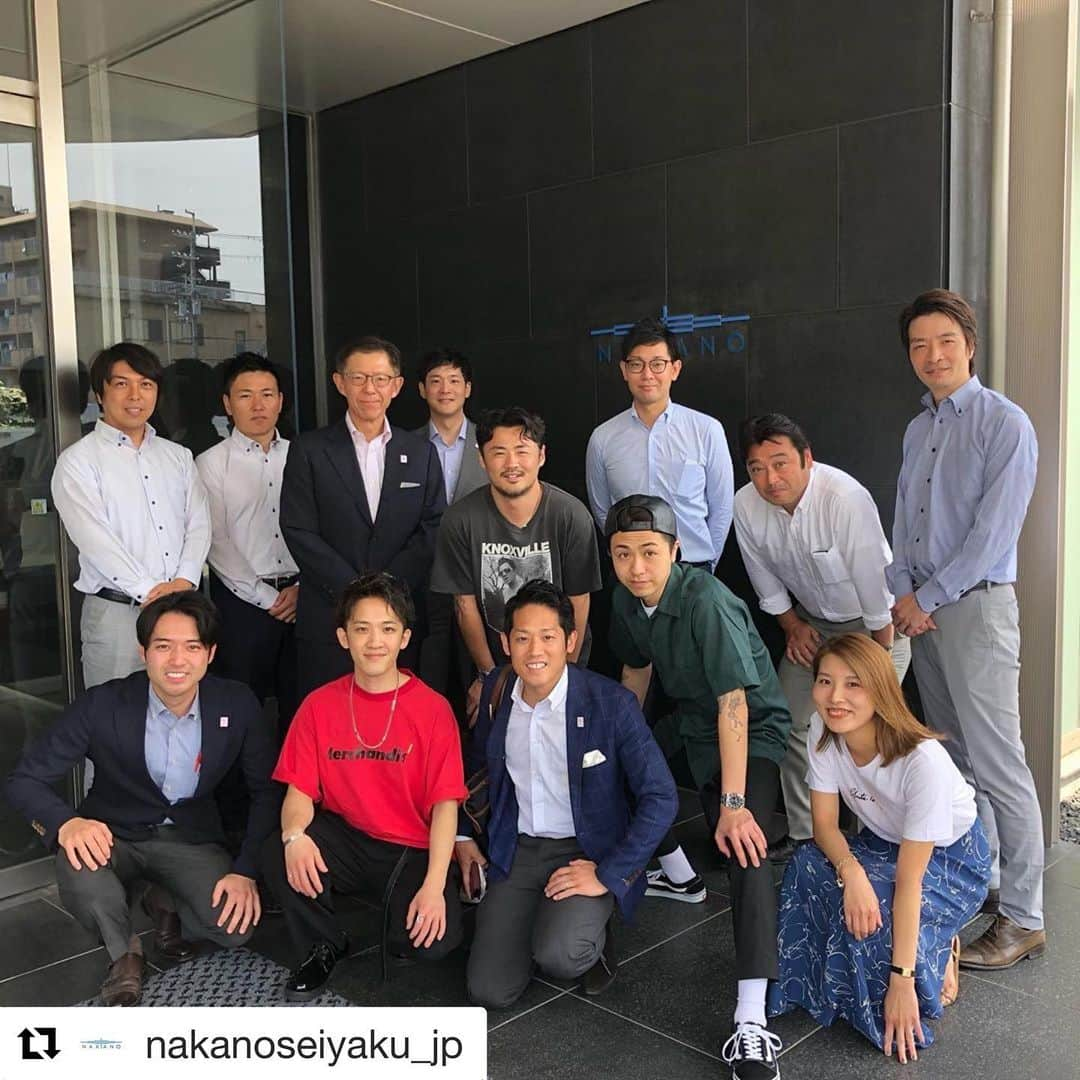 sun_platinumさんのインスタグラム写真 - (sun_platinumInstagram)「#Repost @nakanoseiyaku_jp with @get_repost ・・・ 本日は、東京・白金台にある「SUN」さまが本社・工場見学にお越しくださいました🌟  遠いところありがとうございます😊到着早々に記念撮影させていただきました✌️ 今日もじわ〜っと暑い京都ですが、どうぞお楽しみくださいませ🎶  #sun #美容 #三四郎さん #白金台 #会社見学 #工場見学 #京都 #滋賀 #中野製薬 #nakanoseiyaku  いつもお世話になってる中野製薬の皆様 商品に対する熱い想いがすごく伝わりました！ そんな素敵で最高な商品を日々使わせて頂いてることに感謝です！」5月27日 15時02分 - sun_platinum