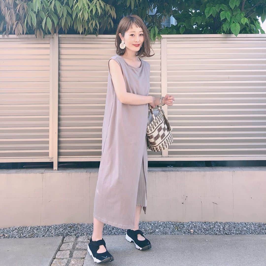 Kikuno Sayumiさんのインスタグラム写真 - (Kikuno SayumiInstagram)「〻Vicente for mom〻 ・ ・ ・ 暑くてアイスしか食べたくない。 けど夏バテ嫌やから無理やり食べる！ ・ 体がぬか漬けを欲してて食べたら美味しかった♡ ・ ・ #いつかのコーデ ・ @vicenteformom のワンピ𓍼 ・ プリーツがめっちゃ可愛い♡♡しかも#授乳口 付きだよ✧* ・ 今はこんな可愛いマタニティ服があって嬉しい！ ・ 暑い日はこんなノースリワンピをついつい選んじゃう。 ・ 1枚でオシャレになる☺︎ ・ ポイントに柄のバッグ。 ・ これ合わせやすい！可愛い🙆‍♀️ ・ ・ ・ onepiece▶ @vicenteformom shoes▶ @nike bag▶ @donobanweb ・ ・ ・ #ファッション#コーデ#fashion#ママ#ママコーデ#ponte_fashion #プチプラコーデ#大人カジュアル#ヘアアレンジ#大人可愛い#ジユジョ#패션스타그램#옷스타그램#오오티디#シンプルコーデ#158cmコーデ #158cm #マタニティコーデ #ぷんにー#妊娠8ヶ月#vicenteformom#妊婦でもオシャレしたい#マタニティウェア#マタニティ服#エアリフト」5月27日 15時04分 - sayumikikuno