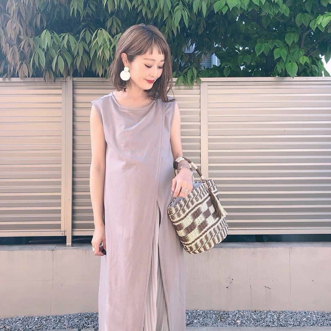 Kikuno Sayumiさんのインスタグラム写真 - (Kikuno SayumiInstagram)「〻Vicente for mom〻 ・ ・ ・ 暑くてアイスしか食べたくない。 けど夏バテ嫌やから無理やり食べる！ ・ 体がぬか漬けを欲してて食べたら美味しかった♡ ・ ・ #いつかのコーデ ・ @vicenteformom のワンピ𓍼 ・ プリーツがめっちゃ可愛い♡♡しかも#授乳口 付きだよ✧* ・ 今はこんな可愛いマタニティ服があって嬉しい！ ・ 暑い日はこんなノースリワンピをついつい選んじゃう。 ・ 1枚でオシャレになる☺︎ ・ ポイントに柄のバッグ。 ・ これ合わせやすい！可愛い🙆‍♀️ ・ ・ ・ onepiece▶ @vicenteformom shoes▶ @nike bag▶ @donobanweb ・ ・ ・ #ファッション#コーデ#fashion#ママ#ママコーデ#ponte_fashion #プチプラコーデ#大人カジュアル#ヘアアレンジ#大人可愛い#ジユジョ#패션스타그램#옷스타그램#오오티디#シンプルコーデ#158cmコーデ #158cm #マタニティコーデ #ぷんにー#妊娠8ヶ月#vicenteformom#妊婦でもオシャレしたい#マタニティウェア#マタニティ服#エアリフト」5月27日 15時04分 - sayumikikuno