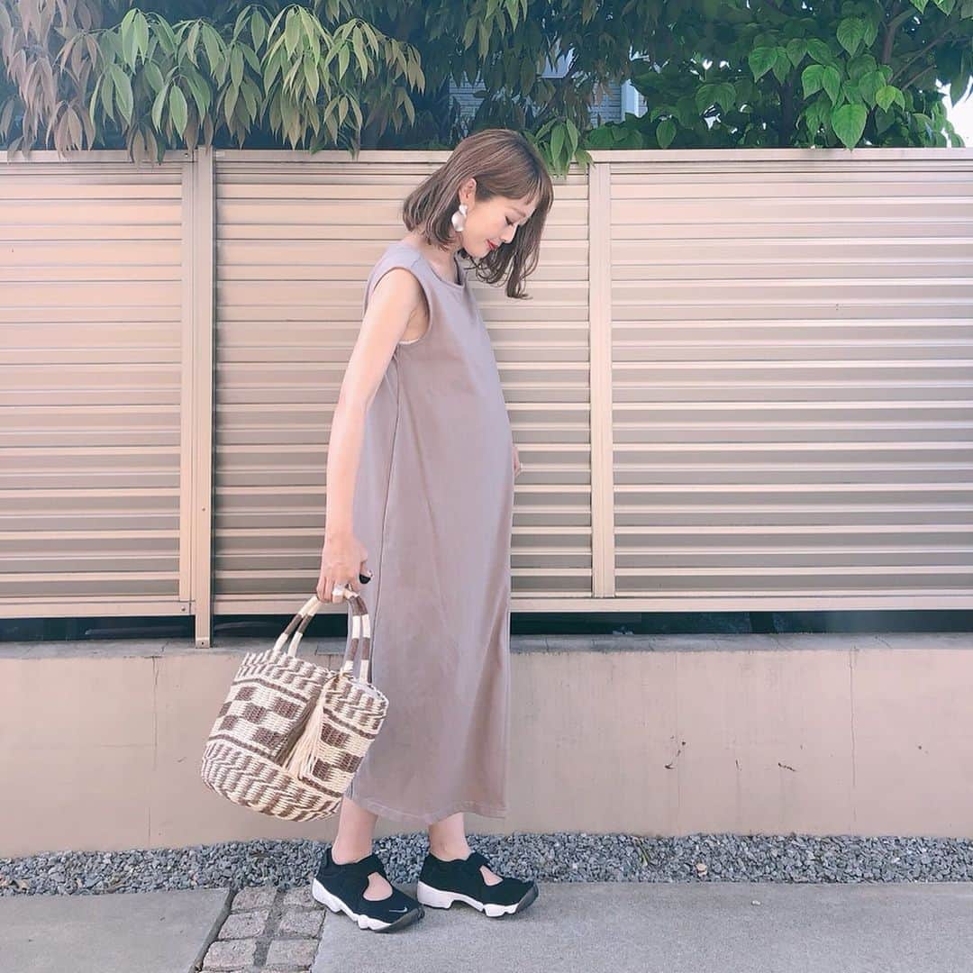 Kikuno Sayumiさんのインスタグラム写真 - (Kikuno SayumiInstagram)「〻Vicente for mom〻 ・ ・ ・ 暑くてアイスしか食べたくない。 けど夏バテ嫌やから無理やり食べる！ ・ 体がぬか漬けを欲してて食べたら美味しかった♡ ・ ・ #いつかのコーデ ・ @vicenteformom のワンピ𓍼 ・ プリーツがめっちゃ可愛い♡♡しかも#授乳口 付きだよ✧* ・ 今はこんな可愛いマタニティ服があって嬉しい！ ・ 暑い日はこんなノースリワンピをついつい選んじゃう。 ・ 1枚でオシャレになる☺︎ ・ ポイントに柄のバッグ。 ・ これ合わせやすい！可愛い🙆‍♀️ ・ ・ ・ onepiece▶ @vicenteformom shoes▶ @nike bag▶ @donobanweb ・ ・ ・ #ファッション#コーデ#fashion#ママ#ママコーデ#ponte_fashion #プチプラコーデ#大人カジュアル#ヘアアレンジ#大人可愛い#ジユジョ#패션스타그램#옷스타그램#오오티디#シンプルコーデ#158cmコーデ #158cm #マタニティコーデ #ぷんにー#妊娠8ヶ月#vicenteformom#妊婦でもオシャレしたい#マタニティウェア#マタニティ服#エアリフト」5月27日 15時04分 - sayumikikuno