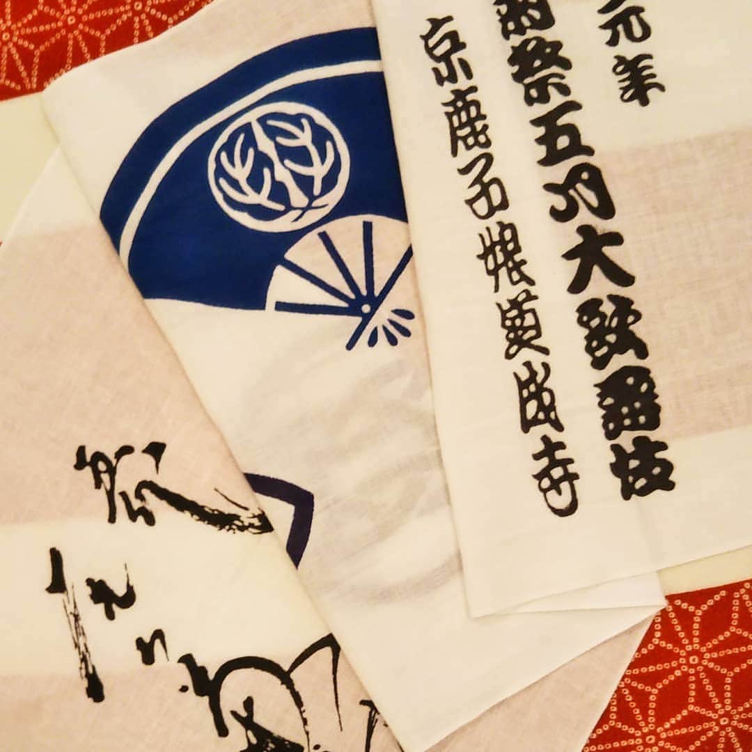 のインスタグラム：「娘道成寺もいよいよラスト一回。 この踊りの見所のひとつに出演俳優からお客様に手拭い撒きが行われます。 主役の花子を筆頭に所化（しょけ、坊主のこと）から併せて計74本の手拭いが客席に撒かれますが、総席数から割り出すと、およそ24人に1人が貰える計算となります。 さて手拭いを撒く出演者には暗黙のルールがあります。 【手拭撒キニ関スル覚書】 一、上投ゲヲ禁止スル 二、桟敷席ニ投ゲルトキハ、ビール、マタハ御茶ヲ倒スベカラズ 三、メガネノオ客様ニ手拭ヲ叩キツケナイ 以上があくまでも私が聞いた暗黙のルールです。  さて、それを踏まえて受け取るお客様はどうしたら貰いやすいかもレクチャーします。 【欲しいと目で訴えて手をしっかり振る】  これだけです。  千穐楽は二階席、三階席に思いっきり投げますので、皆様精一杯アピールして手拭いを持って帰って下さいませ！ #歌舞伎 #歌舞伎座 #千穐楽 #娘道成寺 #尾上菊之助  #手拭い撒き #昨日二階席、三階席に一本ずつ届けれました！ #全力投球 #手拭い届きますように」