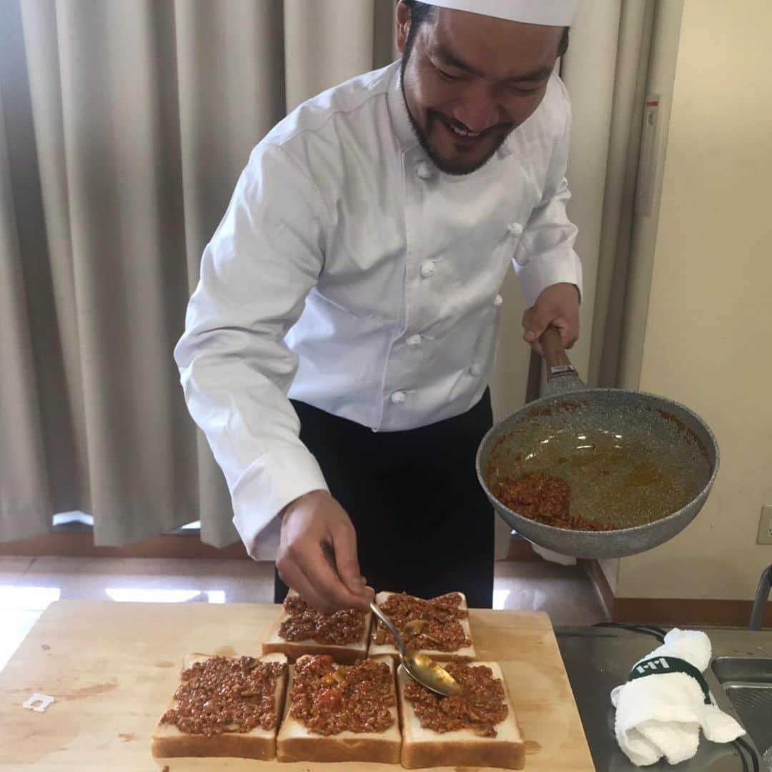 らぶおじさんさんのインスタグラム写真 - (らぶおじさんInstagram)「らぶおじさんの料理教室ありがとうございました！ 初の試みでめちゃくちゃ緊張しましたがみなさんが暖かくて楽しくやらせていただきました！ 久しぶりにちゃんとコックになりました！ 自分が下積みコック時代のシェフにそっくりになってました！ 次も美味しい料理を作らせていただきます！ 次は6月9日です！それではみなさんまた現地集合でよろしくお願いします！」5月27日 15時12分 - zettailoveojisan