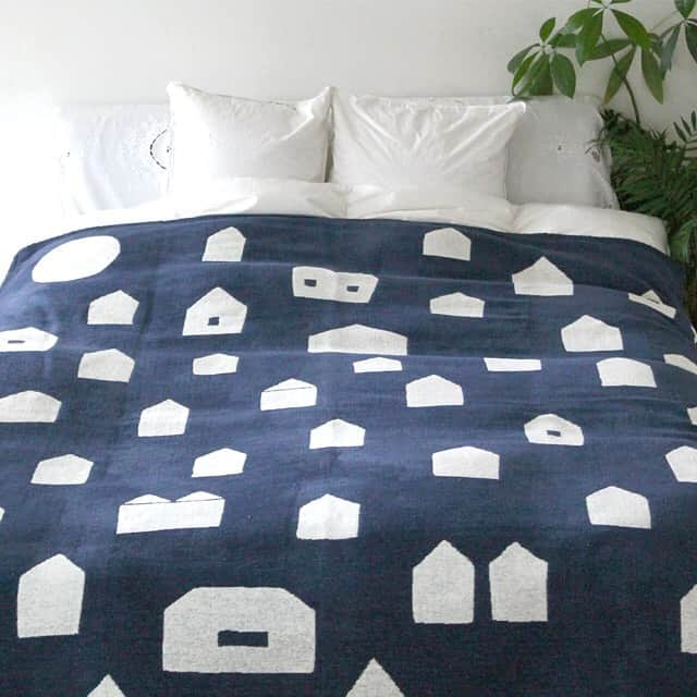 ecomfort（エコンフォート）さんのインスタグラム写真 - (ecomfort（エコンフォート）Instagram)「夏の寝具【 KLIPPAN×ミナ ペルホネンのオーガニックシュニールコットン】  KLIPPANとミナ ペルホネンがコラボレーションしたオーガニックシュニールコットンブランケットは2014年からスタート。 デザイナーの皆川明さんからコレクションのたびに届くデザイン画は、ため息が漏れる素晴らしさです。  その中でも、過去のコレクションで、とっておきのシュニールコットンブランケットのデザインをいくつかご紹介します。  1枚目 Sun Villageは陽射しに包まれる街の景色。その景色をドット柄のようにデザインし、家という具象を水玉模様のように配置するという表現を試みたもの。 2枚目 CORAL は深い海のようなブルーに白いサンゴ、裏表でかなりイメージか異なるので、違った表情を楽しめます。 3枚目 FOREST SPOONは、スプーンの中に森があり、ピクニックに出かけるイメージで作ったものだそう。  それぞれ物語のあるデザインに、心ときめきます。 実物は、ぜひecomfortHouseショップ、またはオンラインショップにてご覧ください。 在庫限りなので、お早めに。 #ecomfort #エコンフォート #ecomfortHouse#klippan #クリッパン #アニバーサリー#ナチュラル#スウェーデン#北欧 #北欧インテリア #北欧デザイン #北欧雑貨 #暮らし #自然な暮らし#エコ#オーガニックコットン#ミナペルホネン#minaperhonen#皆川明#CHOUCHO#シュニールコットンブランケット#北欧好き#コットン#夏の寝具#肌がけブランケット#肌がけ」5月27日 15時17分 - ecomfort_eoct