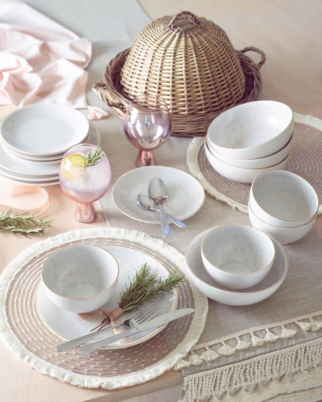 Nextさんのインスタグラム写真 - (NextInstagram)「Making brunch set ups CHIC since... well, today...✨ Update your tableware with our NEW collection: tap the image to shop. 🔍 Dinner set: 338009 Glasses: 648240 Placemats: 537778 Runner: 617280. #new #newin #home #homedecor #homeinterior #decor #interior #dining #diningtable #dinnerset #plates #nexthome #tableware」5月27日 15時18分 - nextofficial