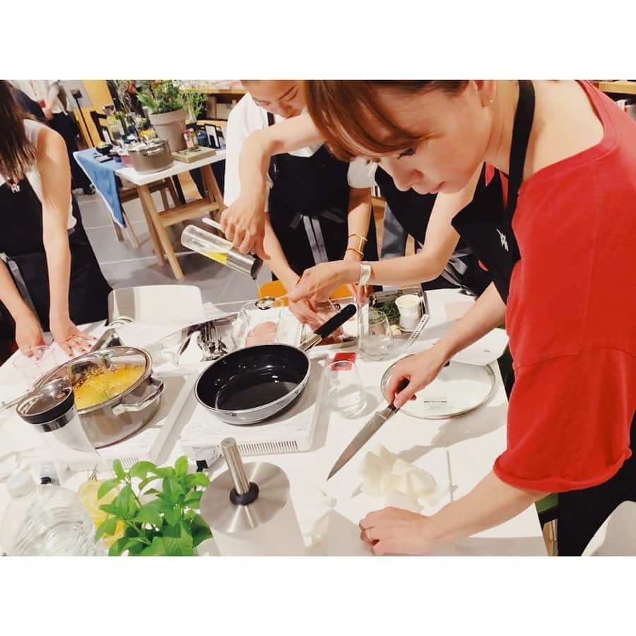 EMIさんのインスタグラム写真 - (EMIInstagram)「☆ @wmf_japan × @kurashijouzu_official の お料理教室に参加してきました。 ⁑ なんと料理家ワタナベマキさんが WMF(ヴェーエムエフ)のお鍋で 3種の料理を作って教えて頂きました。 ⁑ WMFはドイツNO.1の調理器具ブランド このフュージョンテックミネラルは ミネラル素材のお鍋でとても丈夫！ 金属ツールを使ってガシガシ混ぜても全然大丈夫🙆🏻‍♀️ 遠赤外線効果が高く、味が良く染み込むから 時短料理にもなるし 焦げ付きにくいから油の量も少なく済むので とてもヘルシー☺︎ ⁑ ちなみに3種のメニューは ☆新人参とアーモンドのピラフ ☆ズッキーニのレモンマリネ ☆鶏と新玉ねぎのハーブプレゼ ⁑ どれも具材をお鍋に入れて軽く調理したら 蓋をして待つのみ。 あっという間に出来ちゃって しかも短い時間なのに味もしっかり染みて美味しかった〜！ 鶏肉なんて本当柔らかくって、いくらでも食べれちゃう！ 私は小さい方のお鍋が気に入ったので 近々また蔦屋家電に見に行っちゃお♡ ⁑ 調理器具はもちろんですがカトラリーもすべてWMF。 ひとつひとつのヴィジュアルもスタイリッシュで とても素敵でした！ #WMF #ヴェーエムエフ #フュージョンテックミネラル #暮らし上手  #蔦屋家電 #二子玉川 #pr」5月27日 15時32分 - emi_idea
