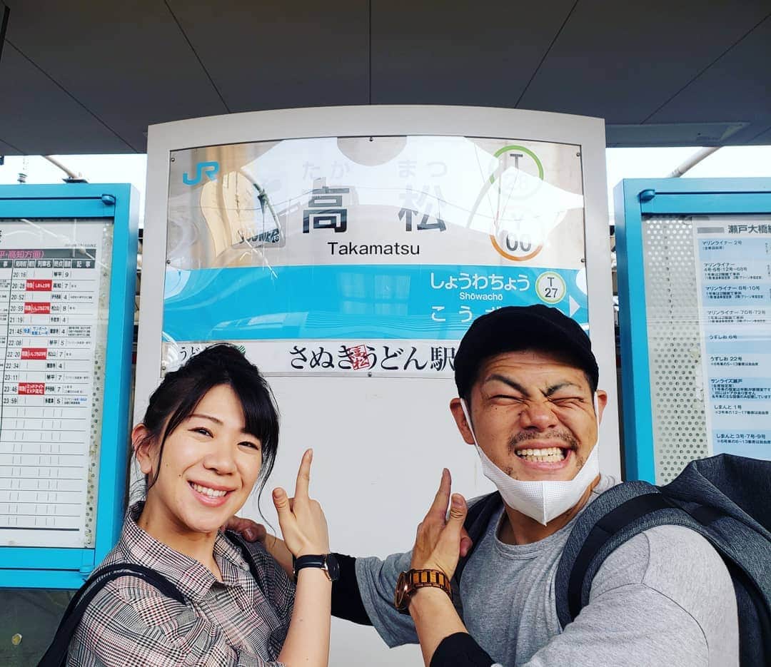 服部ひで子のインスタグラム：「吉本新喜劇ワールドツアー  小籔&川畑座長班。 5/24(金)高知 5/25(土)香川  ご来場くださった皆様、ありがとうございました。  高知は、美味しいものがたくさんありますね。 ミレービスケット大好きです！ 高知におばあちゃんがいる早苗姉さんから、ミレー沢山頂きました。かつおのタタキも、いくらでも食べられるくらい美味ですよね～。 香川では、おうどんは食べられなかったのですが、景色に魅了されました。 絵に書いたような山が多くて、ワクワクしっぱなし！  そして、高松駅のパン屋さんで買った、 高松駅限定の『讃岐あんぱん』はめちゃくちゃ美味しかったです！ また訪れたら、絶対に買うマストアイテムに追加されました👍  そんなこんなで、 ツアーはまだまだ続きます。  次回は すっちー&酒井座長班。 6/5(水)広島！！！ 宜しくお願いします(*^ー^)ノ♪  #吉本新喜劇 #よしもと新喜劇 #新喜劇 #吉本新喜劇ワールドツアー #高知 #ミレービスケット #かつおのタタキ #香川 #高松駅 #讃岐あんぱん #太田芳伸 兄さん #服部ひで子」