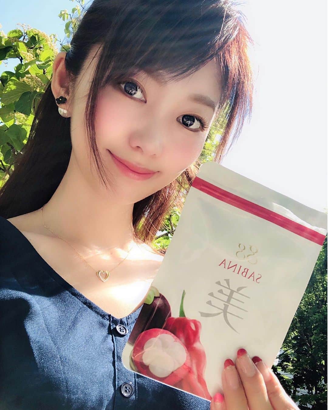 のインスタグラム：「灼熱の太陽🌞遂に…暑さに断念🔥🙄🔥 扇風機出しましたw "Ｑ｡('-'｡)"✨ * こちらは江崎グリコさんが 「食のチカラを美しさに変えてゆく。」を コンセプトとした【gg】ブランドから 🌶gg SABINA🌶美容サプリです❤️ * 年齢と共に軽くスキンケアするだけでは 補えなくなってきてるので 若々しくハリをサポートして貰う為に 内側からエイジングケアを👌💜 * 1日2粒飲むだけ👌✨●● 忘れない様に家を出る前に飲むと 習慣づけてます🧡 ✼••┈┈┈┈┈┈┈┈┈┈┈┈┈┈┈┈••✼ #ggSABINA #ジージーサビナ #gg #ジージー #江崎グリコ #美意識 #美は内側から #サプリメント #サプリ #美容 #トラブル解消 #美肌 #肌質改善 #肌ケア #pr #美容サプリ #美容垢  #healthygram #followme #beauty #女子力アップ #自分磨き #supplement #ビューティー #instabeauty #美と健康 #healthylife #美容day #美容好きな人と繋がりたい #女子力 @queen.lupis ピアス(o264) ✼••┈┈┈┈┈┈┈┈┈┈┈┈┈┈┈┈••✼」
