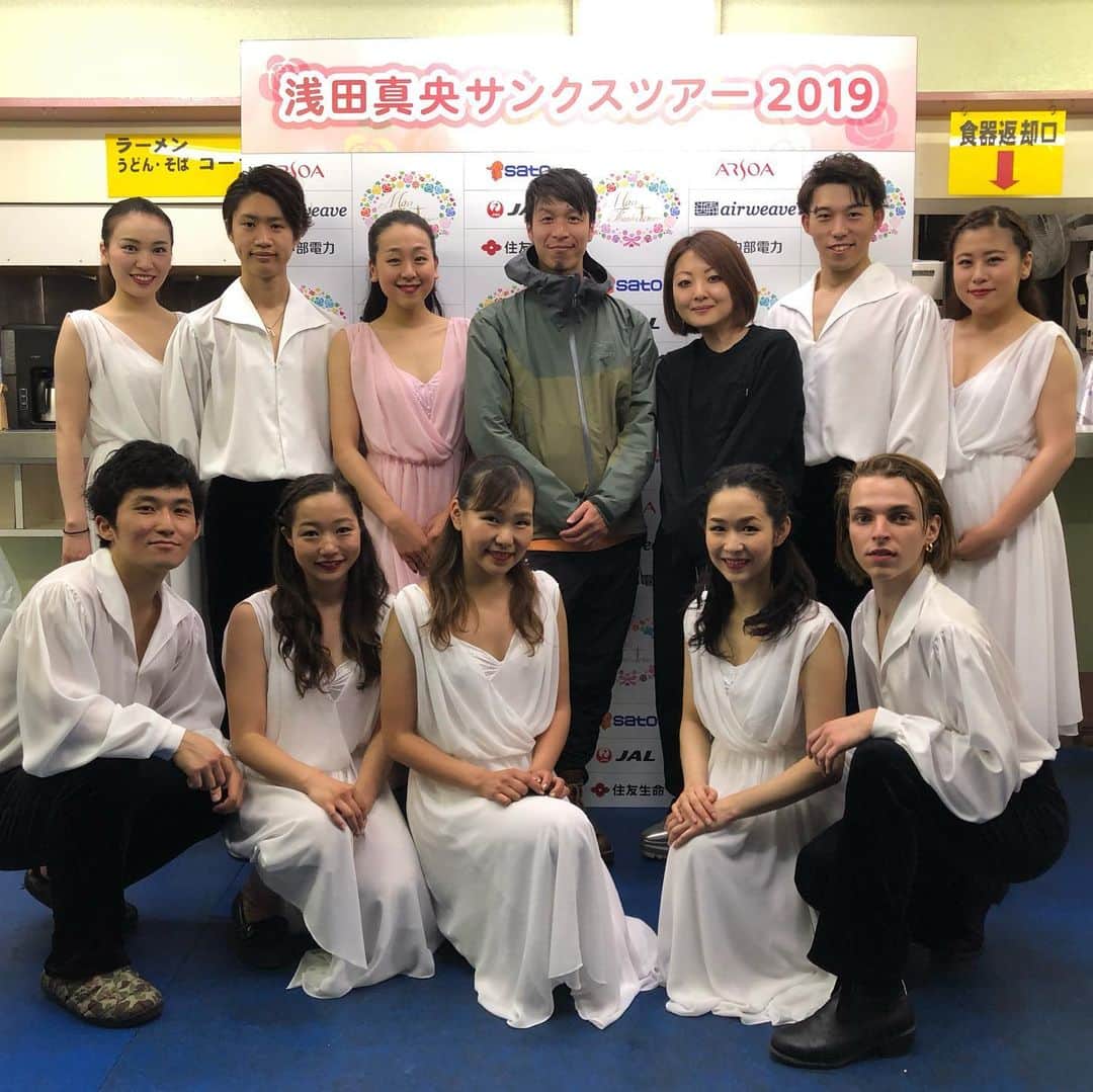 無良崇人さんのインスタグラム写真 - (無良崇人Instagram)「サンクスツアー東京江戸川公演無事終了しました！！東京という土地柄沢山の友人の方々に観に来ていただけて、より一層身の引き締まる思いでした。 そして今回公演中にマラルの誕生日でみんなでお祝い！おめでとう🎉  #浅田真央サンクスツアー  #iceshow #figureskate #江戸川スポーツランド #かけがえのない仲間 #かけがえのない時間 #感謝  #dazzle  #霊長類最強#吉田沙保里さん #三田友梨佳さん#西岡孝洋さん #宇野昌磨 #いい刺激いただきました  #次は #沖縄 #めんそーれ」5月27日 15時42分 - takahitobh5d