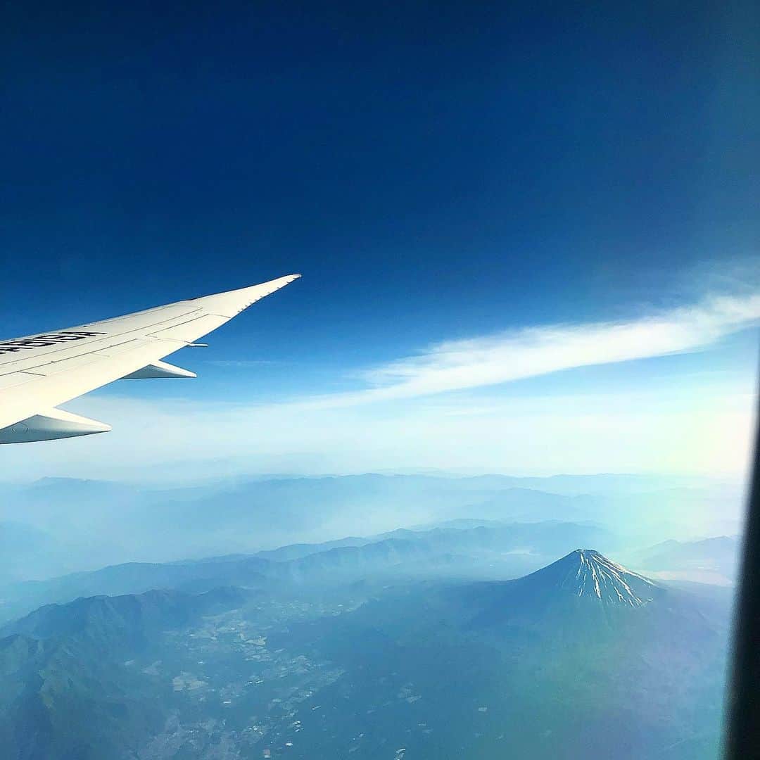 黒田絢子さんのインスタグラム写真 - (黒田絢子Instagram)「富士山やっほ🗻♡ . . #mtfuji#airplane#sky#blue#japan#富士山」5月27日 15時44分 - ayakokuroda_official