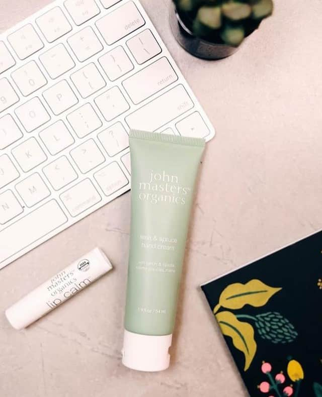 John Masters Organicsさんのインスタグラム写真 - (John Masters OrganicsInstagram)「✋🏼Slut med tørre hænder🤚🏼 ⠀ ⠀ Lime & Spruce er en uundværlige håndcreme, som giver en koncentreret dosis fugt til tørre hænder. De genopbyggende egenskaber fra ingefær, solsikkeolie og gran beroliger og blødgør, mens forfriskende lime toner huden og giver duft. Den lette konsistens absorberes let i huden og gør at huden ikke føles fedtet🌿🍋 ⠀ ⠀ #jmo #johnmasters #johnmastersorganics #organic #planorganic #goorganic #beorganic #øko #organicbeauty #beauty #økologoiskhudpleje #hudpleje #hårpleje #organichaircare #økologiskfremtid #green #grøn #handcream #håndcreme #eko #eco #clean #naturligskønhed #natur #naturlig」5月27日 15時45分 - johnmastersorganics_denmark