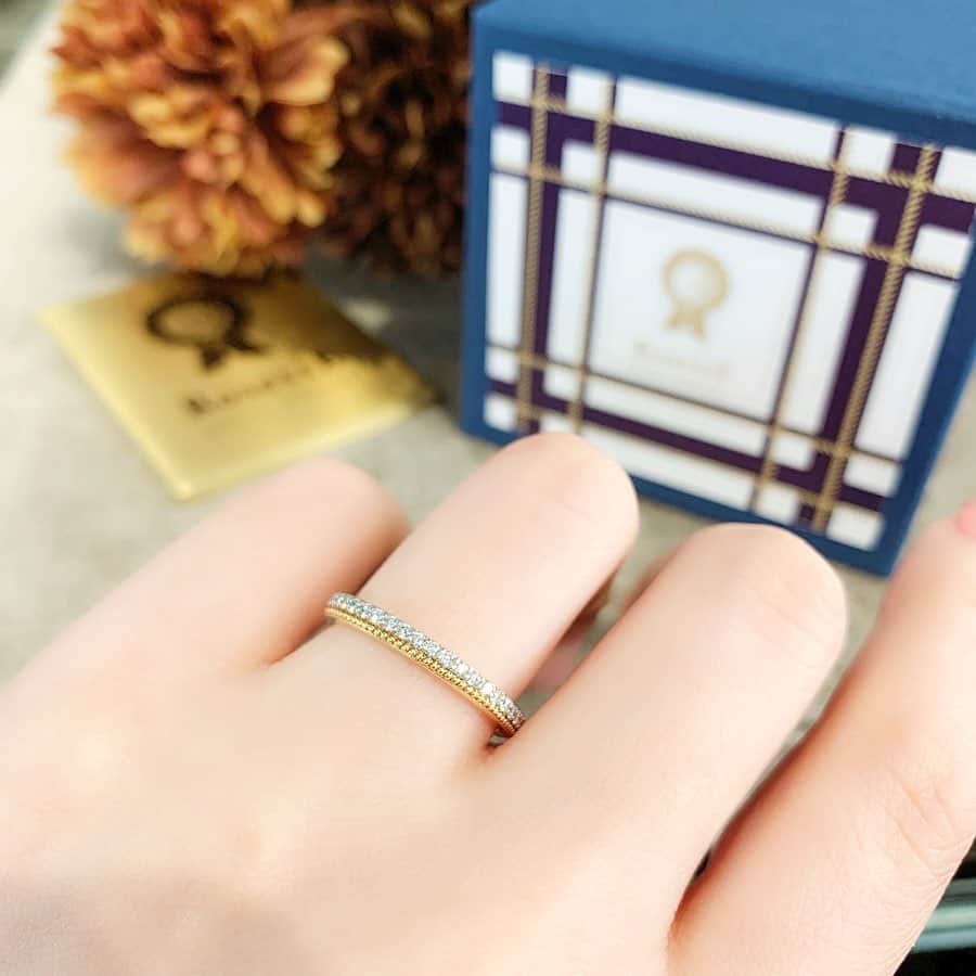 JKプラネット銀座.表参道.福岡|結婚指輪セレクトショップさんのインスタグラム写真 - (JKプラネット銀座.表参道.福岡|結婚指輪セレクトショップInstagram)「💍 @jkplanet.jewelry 【RosettE-ロゼット-】 DEW DROP[デュードロップ]の結婚指輪 「ふたりの思い出は色あせない光の連なり、これまでも、これからも」というコンセプトを元に、「光の粒を集めたような、二人の大切な思い出」をイメージされたデザインです。 片側に施されたイエローゴールドのミル打ちが特徴的で、カジュアルにつけて頂きやすいです。men’s、lady’s共に厚みをもたせ、しっかりとしたデザインは重厚感があり、一生ものにふさわしいリングです✨ . ⇩JKPlanet  SHOP LIST⇩ 銀座本店・表参道店・横浜元町店・福岡天神店・熊本上通店・宮崎橘通り店・鹿児島天文館店  #JKPlanet #JKプラネット #結婚指輪のセレクトショップ #銀座結婚指輪 #表参道結婚指輪 #原宿結婚指輪 #横浜結婚指輪 #福岡結婚指輪 #熊本結婚指輪 #宮崎結婚指輪 #鹿児島結婚指輪  #RosettE #ロゼット #エンゲージリング #婚約指輪 #マリッジリング #ブライダルリング #結婚指輪 #プロポーズ  #結婚準備 #プレ花嫁  #結婚對戒 #結婚戒指  #結婚指輪探し #結婚指輪選び #婚約指輪探し#婚約指輪選び #weddingring #jewelry」5月27日 15時56分 - jkplanet.jewelry