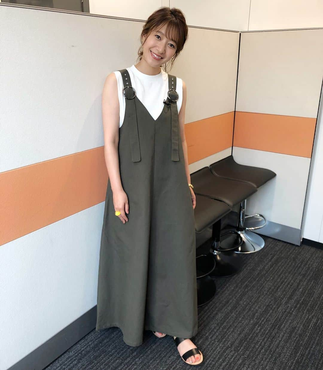 吉田明世さんのインスタグラム写真 - (吉田明世Instagram)「今日の衣装と私服。 謎のポーズ🤲 アクセサリーが綺麗に見えるお洒落なポーズ模索中です🤧 衣装 tops&one-piece👗 @anana_official  accessory💎 @abiste_official  私服 tops👚 @sacaiofficial  denim👖 @enchainement_official  shoes👠 @manoloblahnikhq  bag👜 @ronhermanstore  バッグはマザーズバッグとしても活用してます👧 #衣装 #私服 #トマトパスタ🍅食べて白い服に飛ばした日🍝 #ヘアメイクのきどちゃんとお洒落インスタ目指して研究中 #結果おふざけモードに #きどちゃんありがとう😂 #もう夏ですか #ってぐらい暑いですが熱中症にお気をつけください🥵」5月27日 16時07分 - akiyo0414