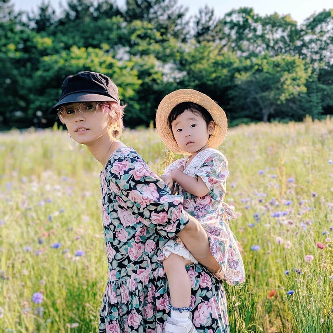サオリリスのインスタグラム：「5/25 なんとなく葛西臨海公園に寄った。少しお散歩して、お花を摘んで、ベンチに座って三人で１７アイスを食べて、観覧車に乗った。 ・ ・ ・ ・ ・ ・ @kakikukekikka #mama #instamama #ママ #女の子ママ #育児 #子育て #ママファッション #instafashion #baby #babygirl #instababy #ig_baby #babyfashion #kids #girl #instakids  #ig_kids #kidsfashion」