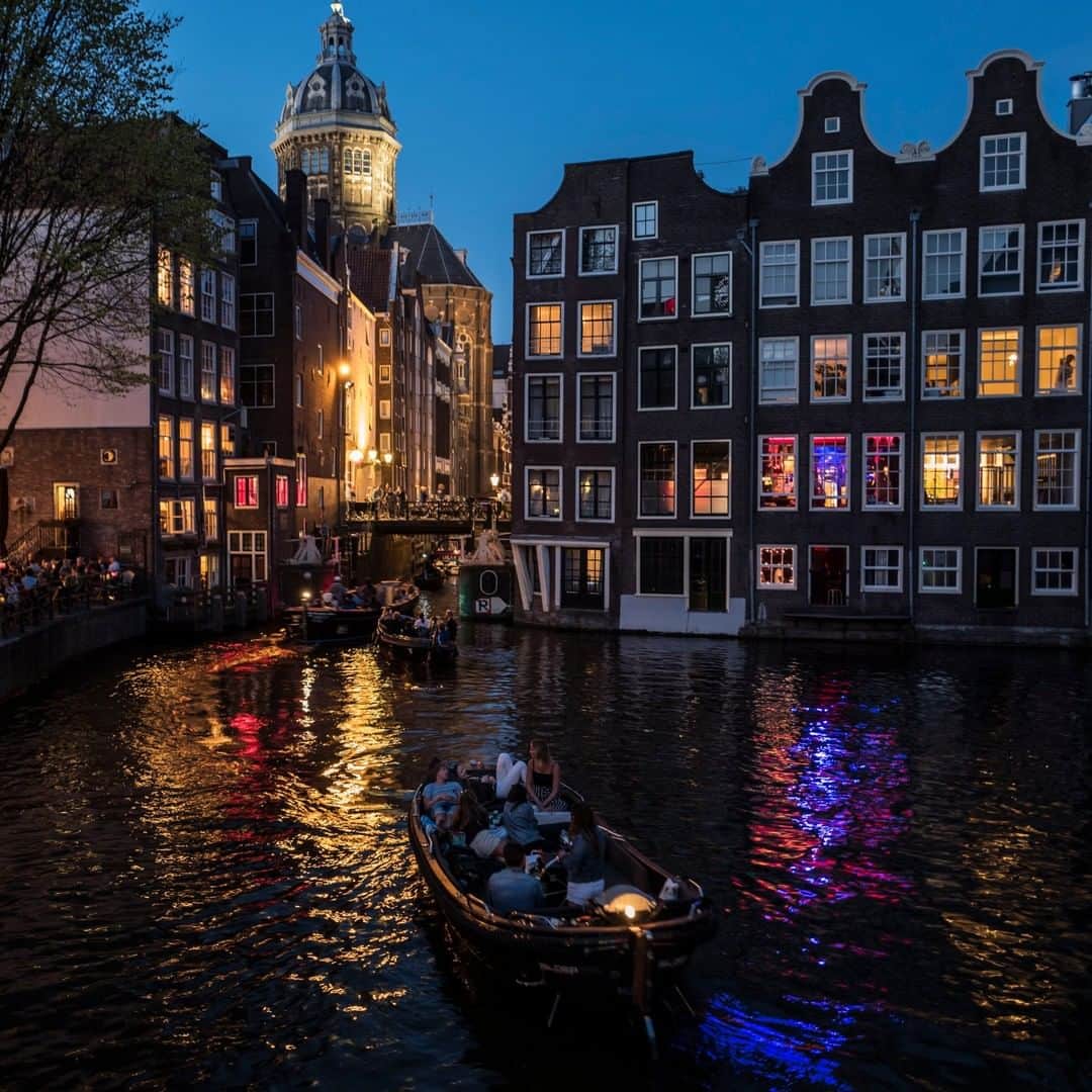 National Geographic Travelさんのインスタグラム写真 - (National Geographic TravelInstagram)「Photo by Muhammed Muheisen @mmuheisen | People enjoy a boat ride on a canal in Amsterdam, Netherlands. For more photos and videos from different parts of the world, follow me @mmuheisen and @mmuheisenpublic #amsterdam #netherlands」5月27日 16時00分 - natgeotravel