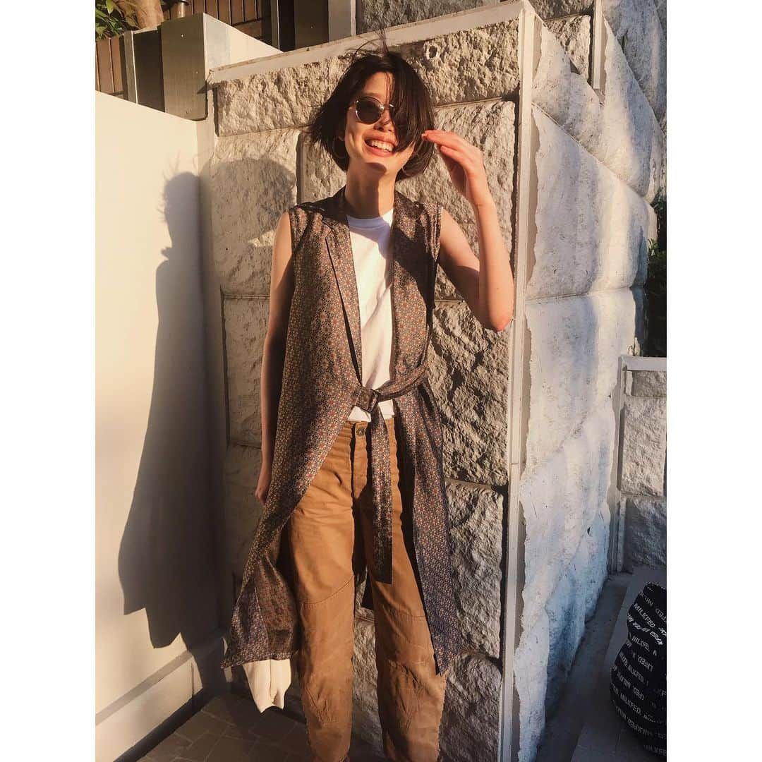 吉倉あおいさんのインスタグラム写真 - (吉倉あおいInstagram)「vest @midiumisolid_official tops @hanes_japan pants @hm beach sandals @ugg @uggjapan  bag @dear_klairs @wishtrend.jp earring @lapuis_official  #まゆげの脱少年スタイル hanesのjapanfitからsleevelessが🆕 気持ちのいい着心地と間違いない形で、これからの季節は必需品です🤭」5月27日 16時00分 - aoi_yoshikura