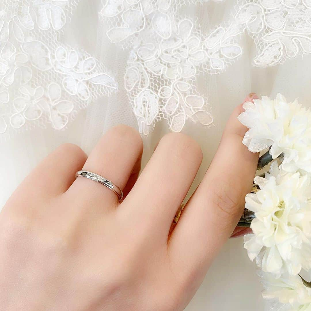 JKプラネット銀座.表参道.福岡|結婚指輪セレクトショップさんのインスタグラム写真 - (JKプラネット銀座.表参道.福岡|結婚指輪セレクトショップInstagram)「💍 @jkplanet.jewelry  ハニーブライド – Honey Bride【鍛造製法】 ハニーブライドの結婚指輪はすべてメイドインジャパンの鍛造(たんぞう)製法マリッジリングです。鍛造とは丈夫で、傷がはいりにくい製法です。さらに仕上げのこだわりにより指通りの心地よいリングになっています。 一生身につける結婚指輪だからこそ、美しさを長く保つためのこだわりです。  デザイン名☆Orange[オレンジ]  永く愛され続けるプラチナを使用したシンプルなデザイン♪2本のラインと3石のダイヤモンドがさり気なくおしゃれです✨ ※プラチナ製です。 . 《HoneyBride》お二人の”ハニーブライド”祝福する蜂蜜色のマリッジリング。花の種類で異なる色とフレーバー…スイートなマリッジリングコレクション。 . ⇩JKPlanet ショップリスト⇩ 銀座本店・表参道店・横浜元町店・福岡天神店・熊本上通店・宮崎橘通り店・鹿児島天文館店  #JKPlanet #JKプラネット #結婚指輪のセレクトショップ #銀座結婚指輪 #表参道結婚指輪 #原宿結婚指輪 #横浜結婚指輪 #福岡結婚指輪 #熊本結婚指輪 #宮崎結婚指輪 #鹿児島結婚指輪  #ハニーブライド  #鍛造製法 #鍛造リング #鍛造結婚指輪 #マリッジリング #結婚指輪 #プロポーズ  #結婚準備 #プレ花嫁 #jewelry #東京花嫁 #福岡花嫁  #鹿児島花嫁 #結婚對戒 #結婚戒指 #結婚指輪探し #結婚指輪選び #指輪探し#weddingring」5月27日 16時02分 - jkplanet.jewelry