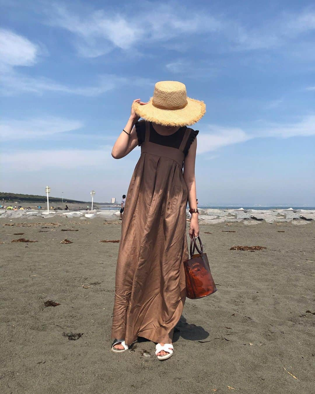 ayuさんのインスタグラム写真 - (ayuInstagram)「𝙼𝚘𝚗𝚍𝚊𝚢|☀︎ 昨日も海🏖 夏日だったので子供たちは水着👙 2人とも去年のパツパツぎみだったなで新調しないとだなぁ〜♡ . . 👩🏻@kae_bonny のキャミソールサロペット𓎦 スカートに見えてズボン☺️ 後ろのリボンがお気に入り❤︎ . #海#sea#夏日#bonny_ootd #夏#空」5月27日 16時05分 - memeyuyu