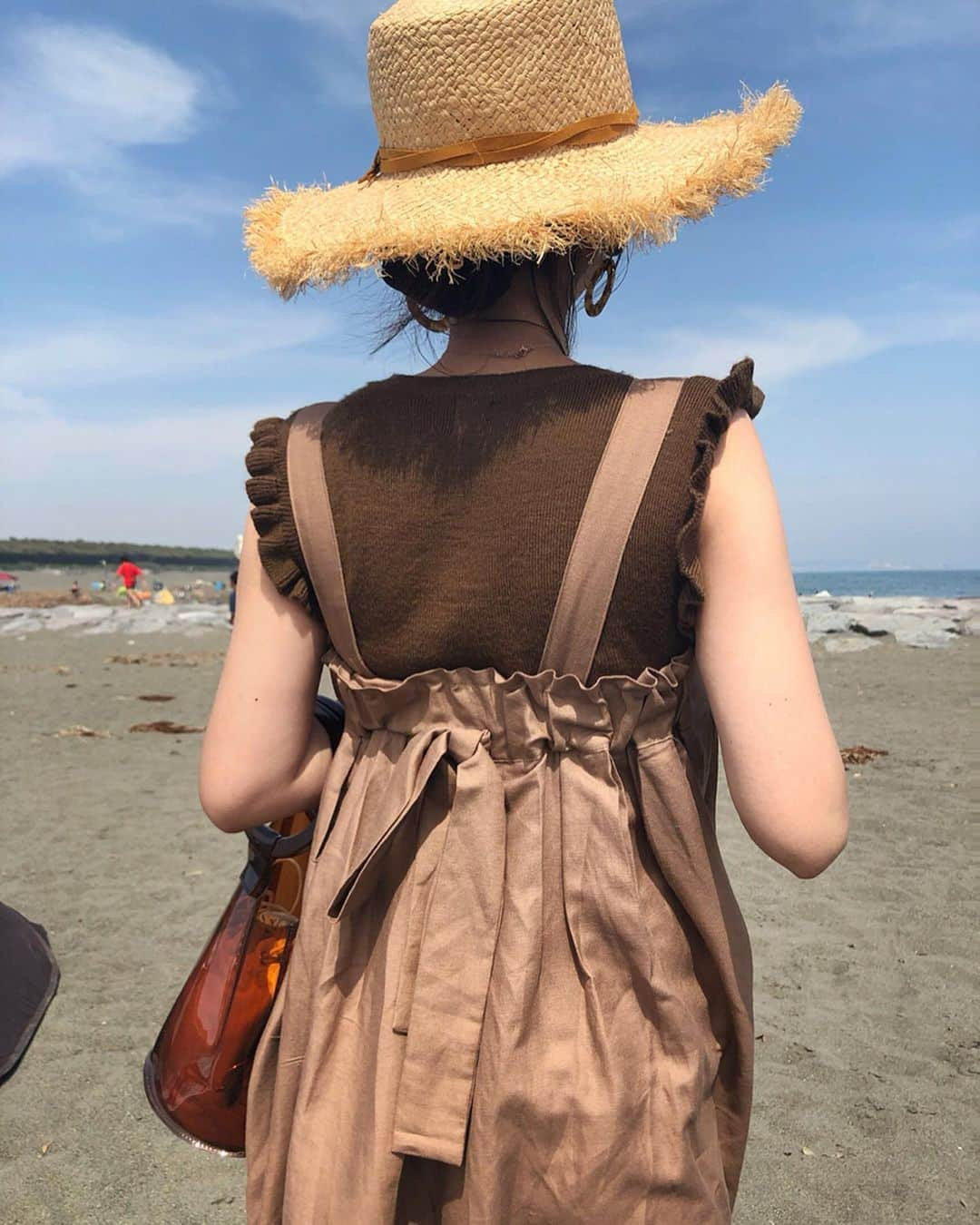 ayuさんのインスタグラム写真 - (ayuInstagram)「𝙼𝚘𝚗𝚍𝚊𝚢|☀︎ 昨日も海🏖 夏日だったので子供たちは水着👙 2人とも去年のパツパツぎみだったなで新調しないとだなぁ〜♡ . . 👩🏻@kae_bonny のキャミソールサロペット𓎦 スカートに見えてズボン☺️ 後ろのリボンがお気に入り❤︎ . #海#sea#夏日#bonny_ootd #夏#空」5月27日 16時05分 - memeyuyu