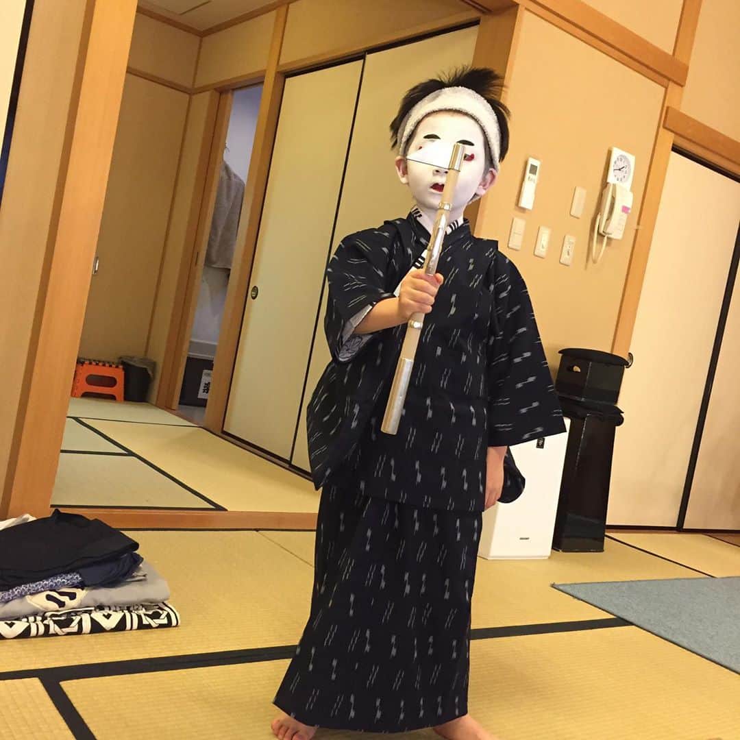 坂東亀三郎さんのインスタグラム写真 - (坂東亀三郎Instagram)「本日千穐楽です。 ありがとうございました😊  一ヶ月間頑張ったご褒美として、松緑さんが特注で鳶口を作って下さいました💕 本日の「め組の喧嘩」をご覧なった方々はお分かりでしょうが、これを持って菊五郎劇団の千穐楽の大人の遊びと言う素敵な空間に有難い事に紛れ込ませて頂きました。 コツコツと稽古して世話物の役を演じる楽しさと難しさを感じたようです、四年前の千穐楽はただ抱っこされただけの出演でしたが………、成長したなぁ😢  二枚目は辰五郎の引っ込み、三枚目は藤松と九龍山の立ち回りの場面を再現！ . . #歌舞伎 #音羽屋 #歌舞伎役者 #亀三郎 #坂東亀三郎 #六代目 #彦三郎 #坂東彦三郎 #九代目 #歌舞伎部 #otowayabando #親バカ部 #倅マン #えみふる コメントはお気軽に📝  そして、 気付かれた方はいるのかな？  亀三郎は、 初日の少し前に上の歯が抜け、 中日の前日に下の歯が抜けてしまいまして、 歯抜けの又八さんでしたー！！ あと、二本抜けそうだったのですが 千穐楽までは頑張ってくれましたwww」5月27日 16時05分 - otowayabando