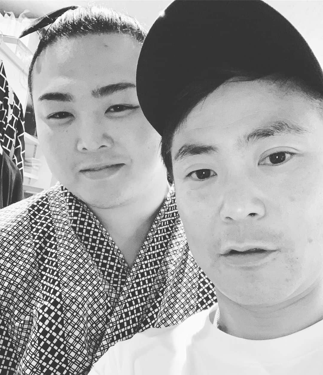 入江慎也さんのインスタグラム写真 - (入江慎也Instagram)「炎鵬と昨日の千秋楽終わり、お互い、男前の顔をして撮る  炎鵬からLINEで  僕の勝ちですね  ときた。  いやいや  42歳  負けたくない  #炎鵬 #新入幕 #入江芸歴23年 #炎鵬25歳 #入江42歳 #炎鵬宮城野部屋 #入江吉本興業 #炎鵬168センチ #入江158センチ #いろいろな条件で負けている」5月27日 16時24分 - oreirie0408