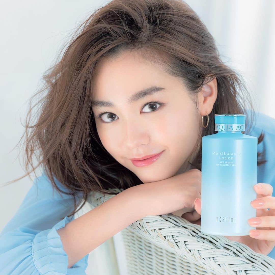 のインスタグラム：「美玲ちゃんのキレイの秘密を大調査‼️﻿ ﻿ 最近ますます美肌に磨きがかかっている、桐谷さん✨ VOCE７月号では、数々の肌トラブルから救ってくれた、﻿ 彼女の美肌を支えているお守りコスメを大スクープ📸✨ ﻿ #モイストバランスローション﻿ #スーパーサンシールドブライトヴェール﻿  とのエピソードやおすすめの使い方など、﻿ とっても参考になるお話を聞いてきました!!﻿ ﻿ 少しでも肌にゆらぎを感じている人は、﻿ 絶対にチェックしてみてね!!﻿ ﻿ そして、アクセーヌのカウンターでは﻿ VOCE読者のためにスペシャルなキットをご用意！﻿ ﻿ 詳しくは誌面をチェックしてください!!﻿ ﻿  #pr﻿ #アクセーヌ﻿ #VOCE」
