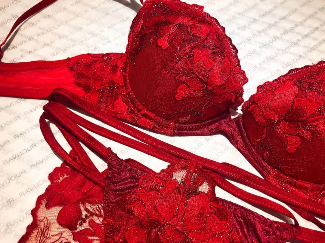 Ravijour札幌4丁目プラザ店のインスタグラム：「. フローラのRED♥️♥️ 詳しくはブログへ✈︎ . #Ravijour #Ravijourstaff #Ravijoursapporo #ラヴィジュール」