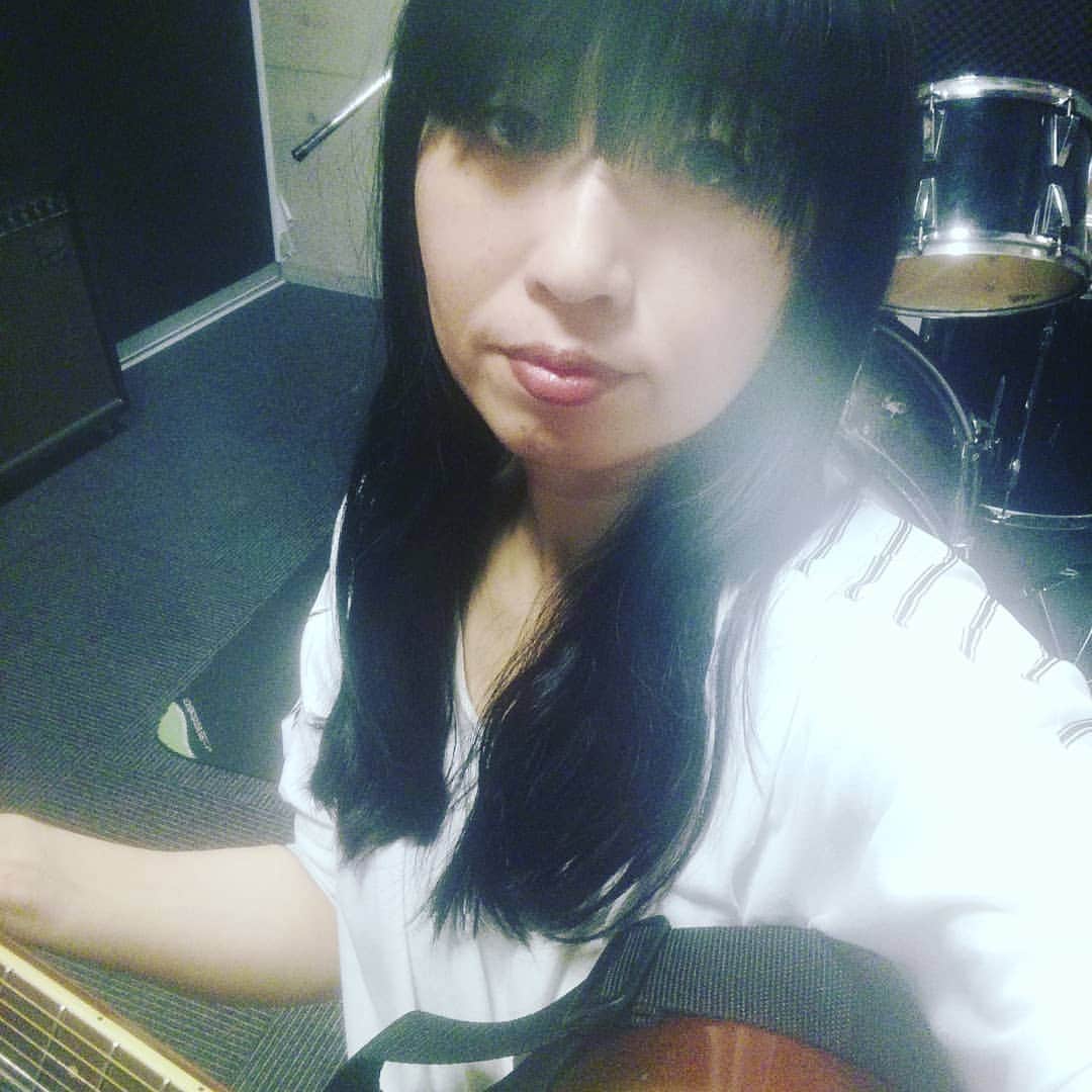のインスタグラム：「久々に個人スタジオ入ってみた。アコギ弾くと指が痛かったし声もでないぃぃぃぃってなってたけど気持ちよかった！ #個人スタジオ　#アコギ」