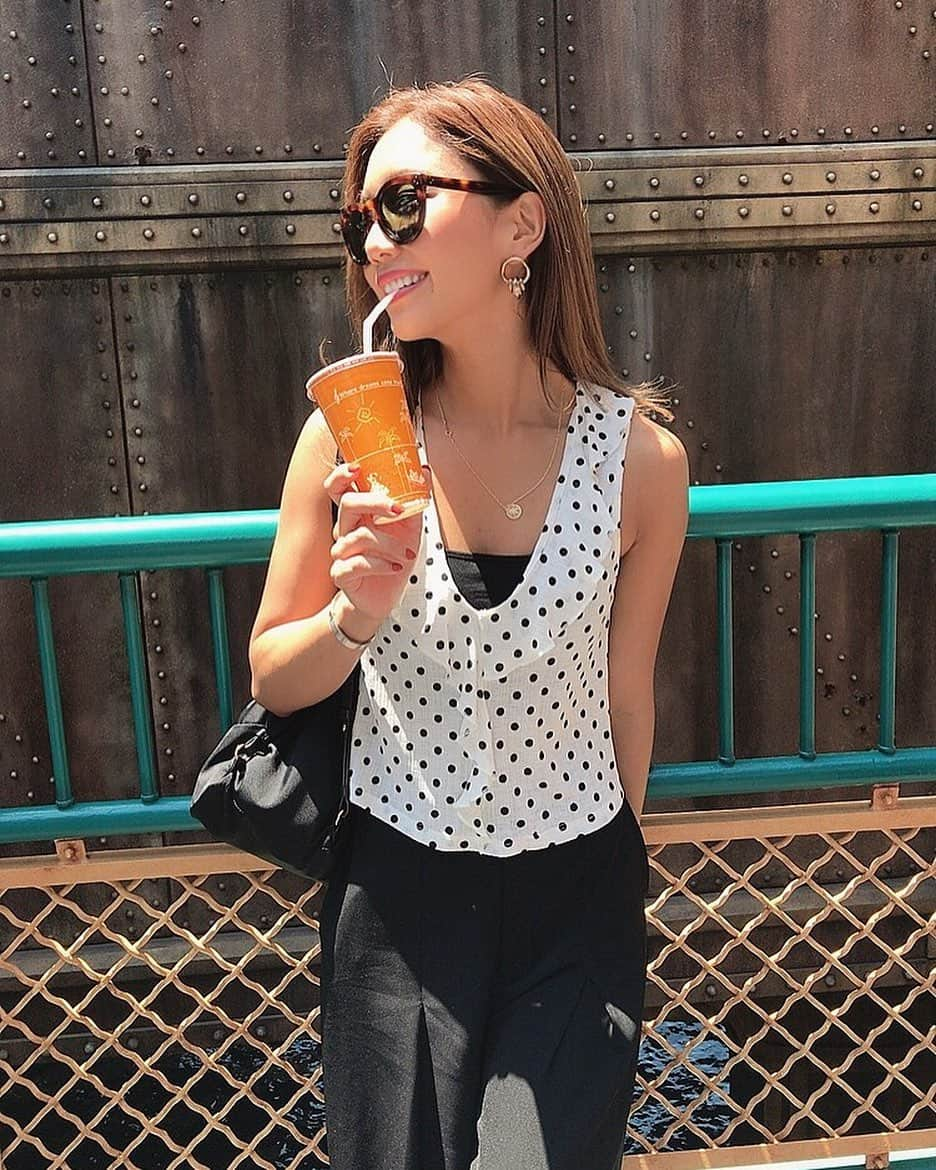 逢田ゆんさんのインスタグラム写真 - (逢田ゆんInstagram)「. ノースリが余裕で着れる夏日和🌈 ディズニーシーにいってきたよ🏰✨ 梅雨が明けたみたいなお天気🌞🍉 . #ディズニーシー #休日 #お出掛け」5月27日 16時33分 - yun_asada