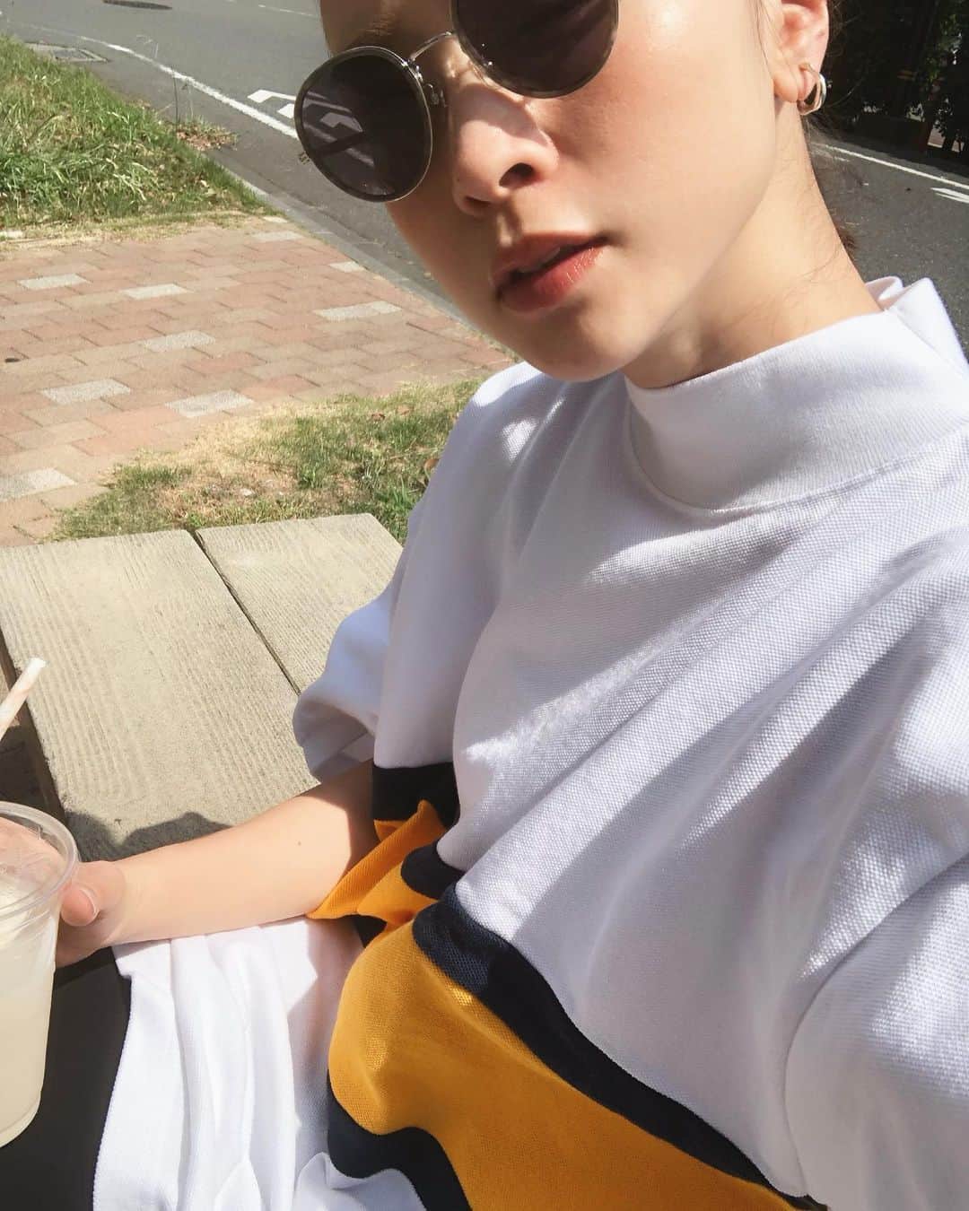 のインスタグラム：「暑すぎてモスシェイクMサイズ瞬殺🥤 ドトールのプレーンのヨーグルンが無くなった今、（ベリーヨーグルンは出ます←誰）私の希望はこのコーヒーシェイクだけ😭） カノコ素材って気持ち良くていいわぁ🥺💕 #たまご #mihonano #モスシェイクはコーヒー派 #昨日のえいみーちゃんが着てたやつはB社さんの別注🤣」