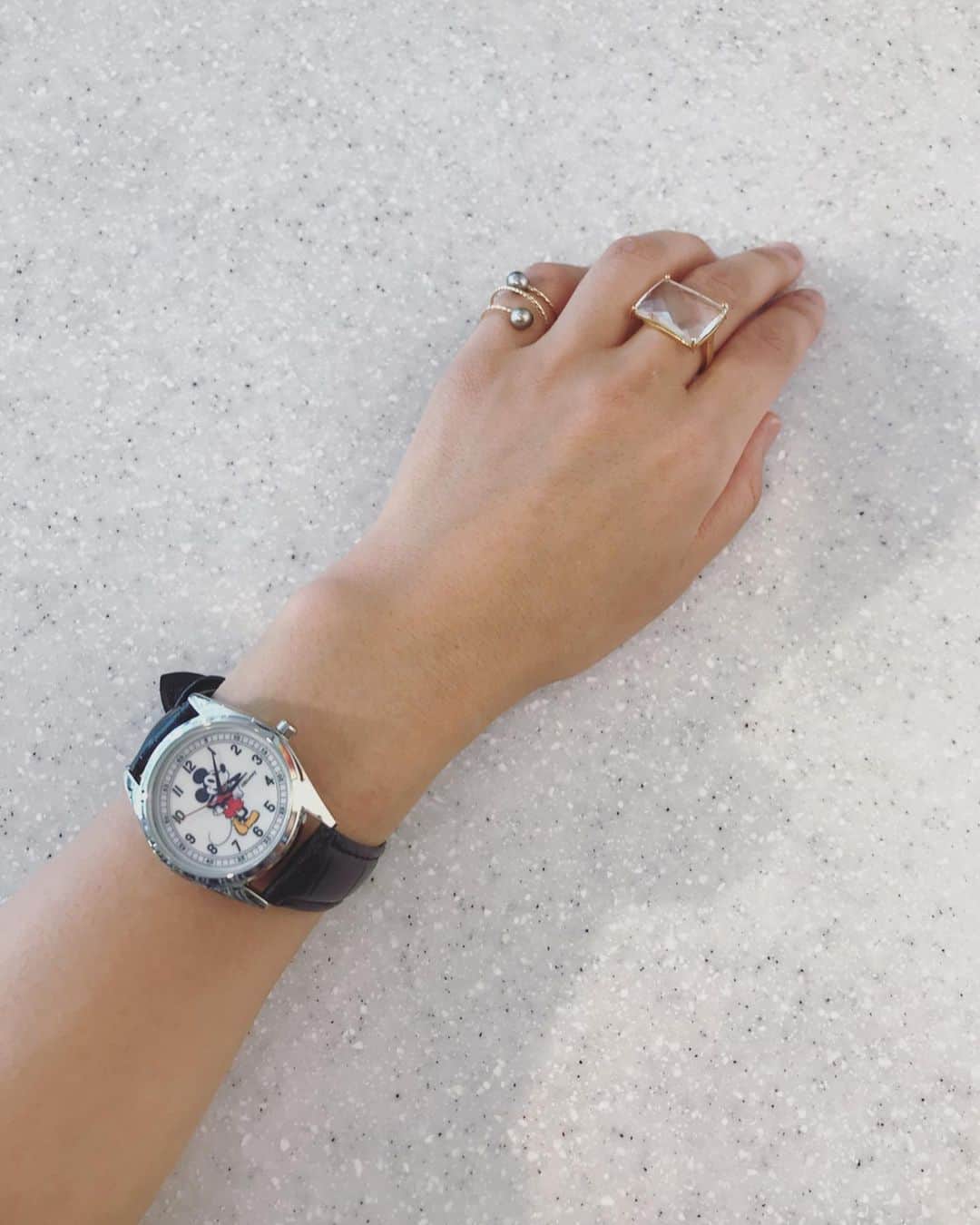早坂香須子さんのインスタグラム写真 - (早坂香須子Instagram)「久しぶりに @otonamuse 編集長の渡辺さんのお茶したら、腕には明日発売のミューズ付録のミッキーマウス時計が👀✨✨ あまりに可愛くてちょっと借りてみた。 @mauimarioceanjewelry との相性もピッタリ💕  渡辺さんはエルメスと。  夏用に明日ゲットしよ🌞✨✨✨ #オトナミューズ #オトナミューズ付録 #otonamuse」5月27日 16時26分 - kazukovalentine