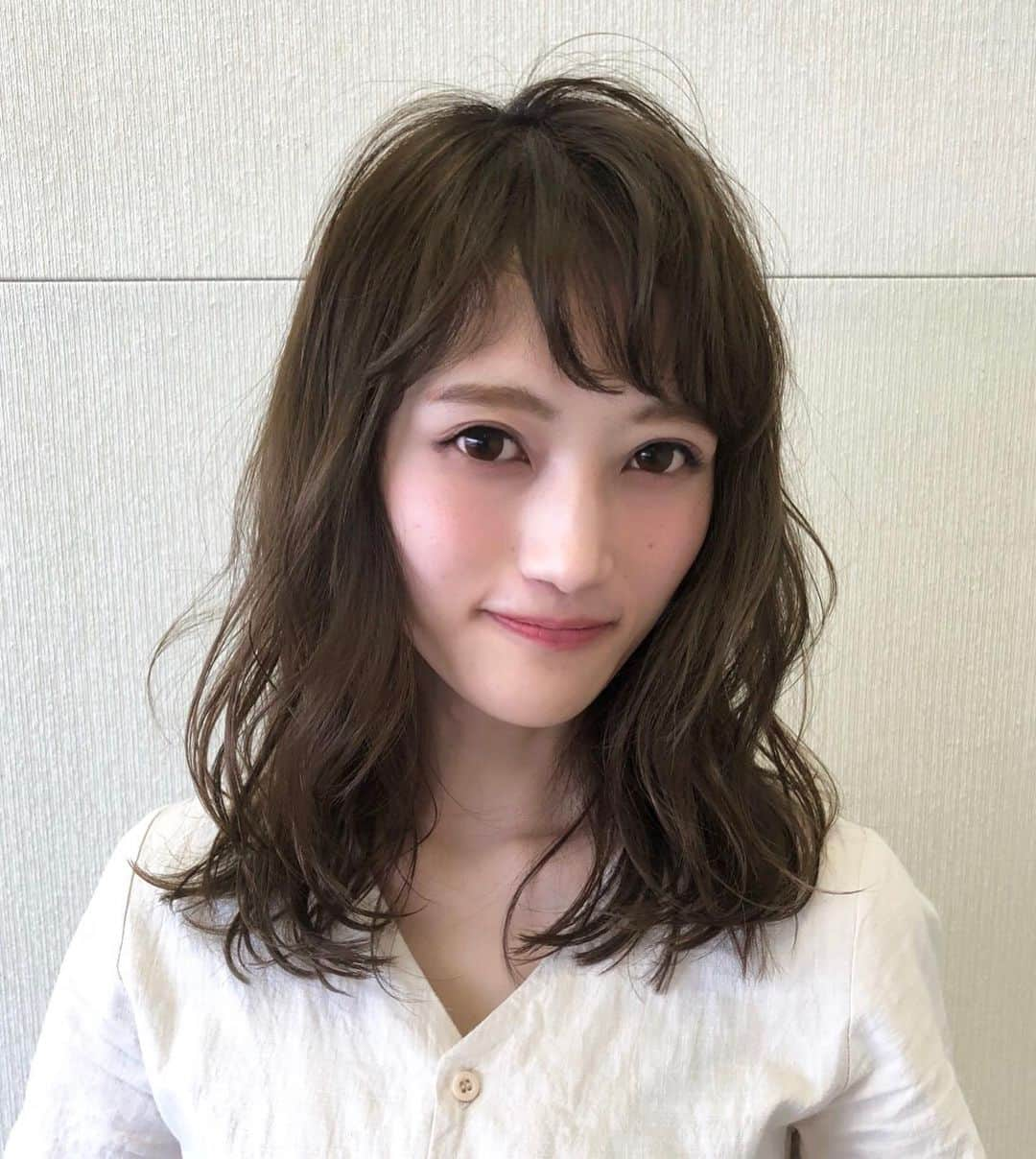 那須久美子さんのインスタグラム写真 - (那須久美子Instagram)「長岡セミナー仕上がり✂️ 鎖骨ラインのゆるりんとしたウェットな仕上がりに✨  これくらいの長さ今一番多いですねー✨  おろしも流しも出来る前髪をクルンと巻いて抜け感を✨  カラーはアプリエのモノクロームで✨  オリーブ系がかわいい✨  長岡の皆さんありがとうございました💕  私のセミナー終わってから、同じ会場で次にやってたDAIGOさんのセミナーを拝見させていただきました✨  全て理論付いていてとても為になりました✨  東京に戻ります💨  #長岡 #タチカワ #新潟 #hoyuセミナー #michionozawahairsalonginza」5月27日 16時35分 - nasu_kumiko