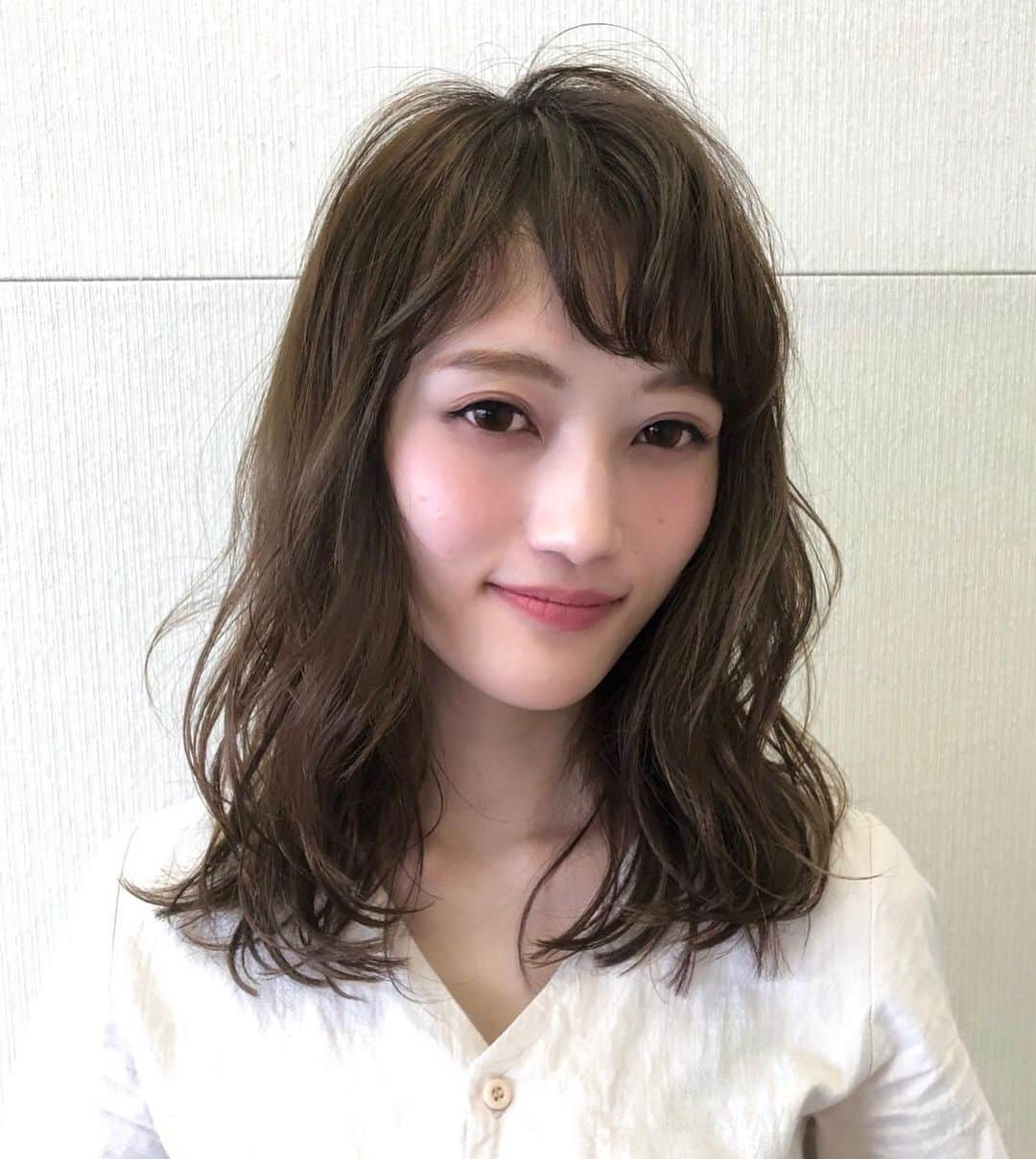 那須久美子さんのインスタグラム写真 - (那須久美子Instagram)「長岡セミナー仕上がり✂️ 鎖骨ラインのゆるりんとしたウェットな仕上がりに✨  これくらいの長さ今一番多いですねー✨  おろしも流しも出来る前髪をクルンと巻いて抜け感を✨  カラーはアプリエのモノクロームで✨  オリーブ系がかわいい✨  長岡の皆さんありがとうございました💕  私のセミナー終わってから、同じ会場で次にやってたDAIGOさんのセミナーを拝見させていただきました✨  全て理論付いていてとても為になりました✨  東京に戻ります💨  #長岡 #タチカワ #新潟 #hoyuセミナー #michionozawahairsalonginza」5月27日 16時35分 - nasu_kumiko