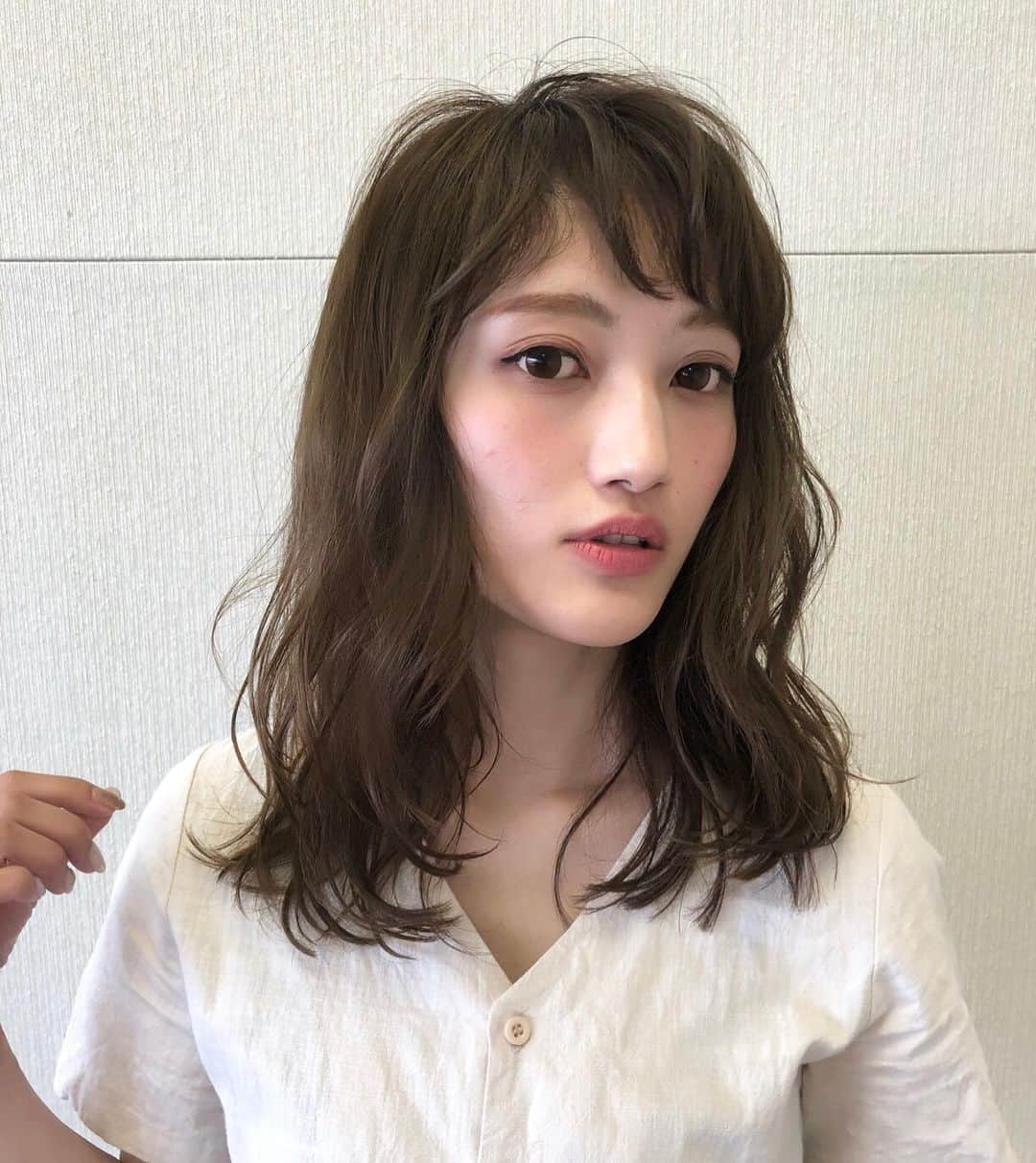 那須久美子さんのインスタグラム写真 - (那須久美子Instagram)「長岡セミナー仕上がり✂️ 鎖骨ラインのゆるりんとしたウェットな仕上がりに✨  これくらいの長さ今一番多いですねー✨  おろしも流しも出来る前髪をクルンと巻いて抜け感を✨  カラーはアプリエのモノクロームで✨  オリーブ系がかわいい✨  長岡の皆さんありがとうございました💕  私のセミナー終わってから、同じ会場で次にやってたDAIGOさんのセミナーを拝見させていただきました✨  全て理論付いていてとても為になりました✨  東京に戻ります💨  #長岡 #タチカワ #新潟 #hoyuセミナー #michionozawahairsalonginza」5月27日 16時35分 - nasu_kumiko