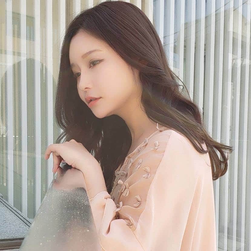 利咲のインスタグラム：「newヘアカラー(◍•ᴗ•◍)✧ 明日から舞台の役柄に合わせて（？）ダークトーンだけど透明感が出るように☺  #SHEA #SHEAhair #SHEAカラー #SHEAヘアー #omotesando #harajuku #ヴィクトリアトリートメント #渡辺一正 #表参道 #hairsalon」
