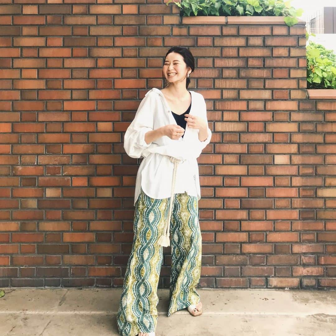 Eri Koyamaさんのインスタグラム写真 - (Eri KoyamaInstagram)「. まだまだバティック熱😎🔥 #バティック柄ラフパンツ GRF終わっても夏フェスはこれからだよー！💚💙 . #ビッグルーズシャツ #リブニットキャミ . 今日の埼玉は34℃ですでに真夏🤪💦 外の撮影も汗だくよ♡ . #Ungrid #shop_ungrid_eri #fashion #coordinate」5月27日 16時43分 - 6ri___k