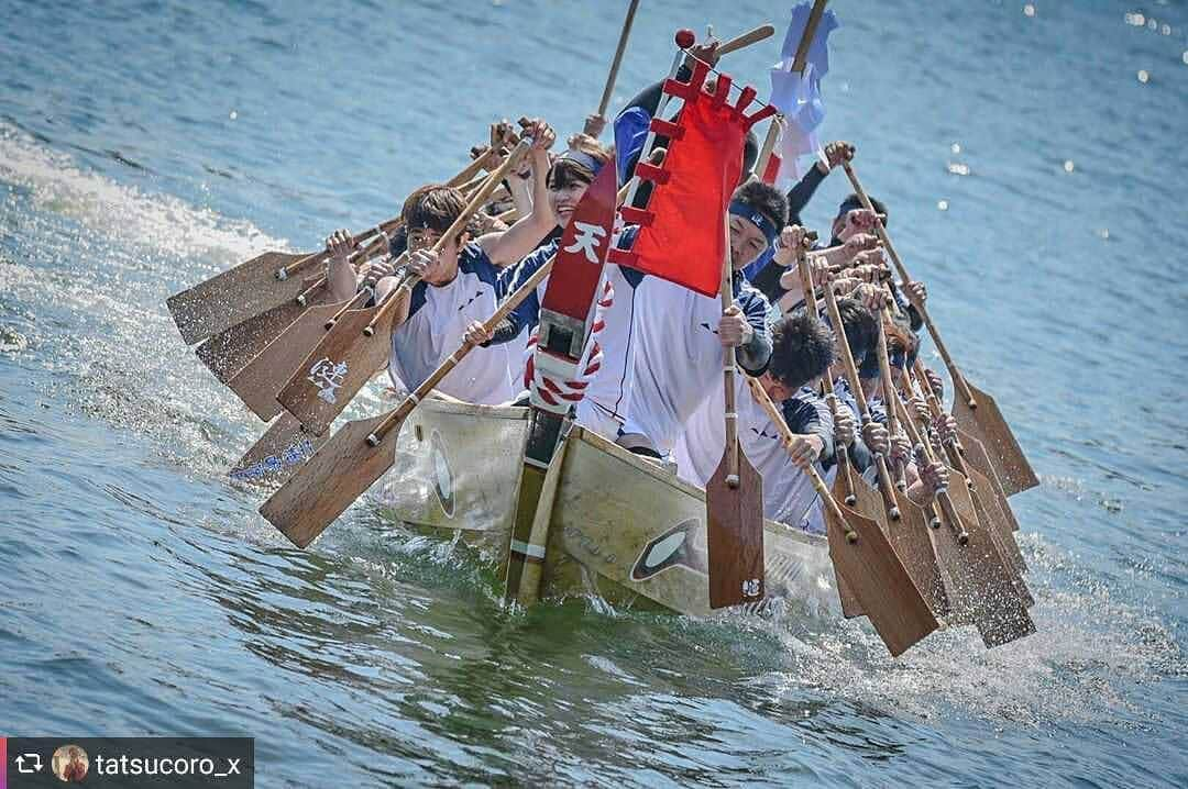 兵庫県さんのインスタグラム写真 - (兵庫県Instagram)「兵庫県公式インスタグラム『love_hyogo』です。  love_hyogoでは皆さんが#lovehyogo のハッシュタグを付けて投稿していただいた写真から素敵な写真をご紹介させていただきます。  本日のピックアップは @tatsucoro_x さんのお写真です👑 ハッシュタグをつけての投稿ありがとうございます😳  写真は相生市で開催された『相生ペーロン祭』での一枚です📷  躍動感あふれる迫力あるシーンですね❗かっこいい〜😆✨ 写真からも皆さん達の必死さが伝わってきます💪💪 相生ペーロン祭は、播州路に初夏を告げる一大イベントで毎年5月最終日曜日に相生湾で開催されます。 前日の土曜日は花火が夜空を彩り、日曜日にはドラと太鼓のリズムに合わせて水しぶきを上げて進むペーロン競漕や、華やかなパレードなどで賑わいます。 家族そろって楽しめますので、来年の開催の時はぜひ行ってみてくださいね🙌🎉 兵庫にまつわる投稿は#lovehyogo のハッシュタグをお願いします👈  #兵庫県#兵庫#lovehyogo#love_hyogo#photooftheday#followme#相生市 #ペーロン祭り #ペーロン祭 #ペーロン #ペーロン競漕 #光景」5月27日 16時44分 - love_hyogo