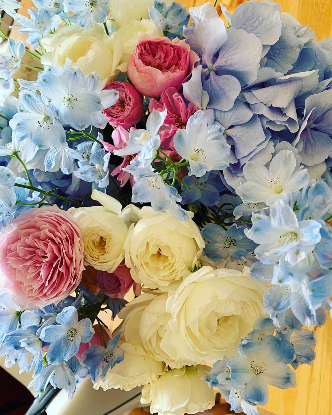 中村祥子さんのインスタグラム写真 - (中村祥子Instagram)「今回も素敵なギフトとお手紙を 頂きました💕 お花ひとつひとつにも思いが 感じられ、シンデレラの雰囲気を 感じられます☺️✨お手紙も大切に読ませて頂きました‼️ 可愛いもの、美味しいもの、いつも いろいろ考えてプレゼントして下さって、とても嬉しいです✨ 特別な時間、瞬間をできる限りたくさん皆さんにお届けしていけるよう に精進していきます。 #cinderella #wonderful #present #thankyou #performance」5月27日 16時59分 - shoko_officialpage