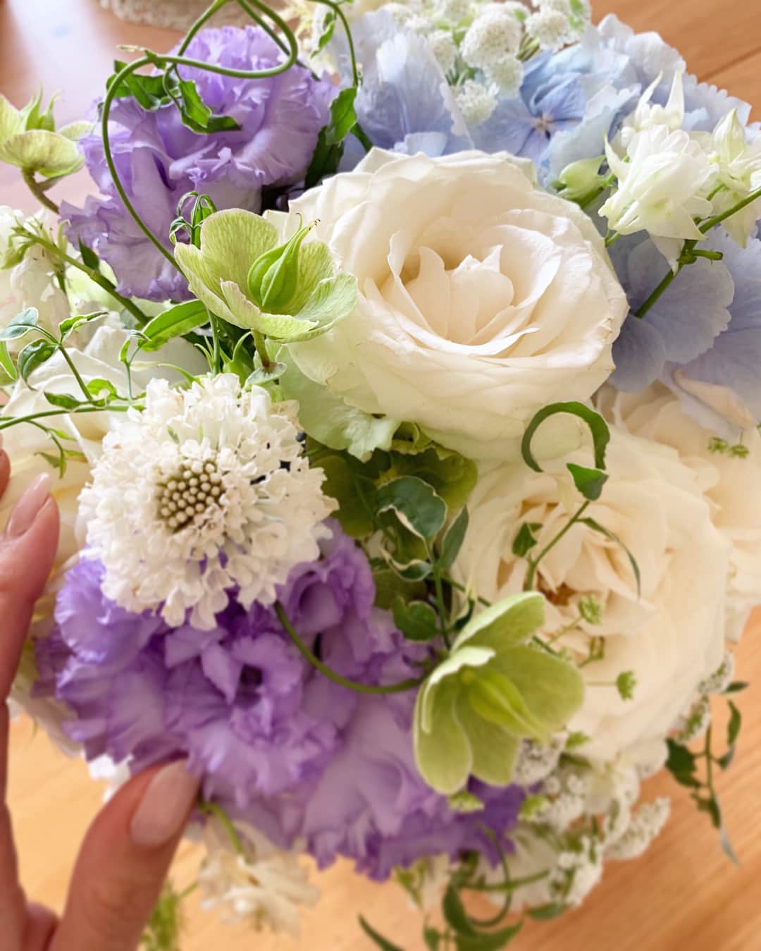 中村祥子のインスタグラム：「今回も素敵なギフトとお手紙を 頂きました💕 お花ひとつひとつにも思いが 感じられ、シンデレラの雰囲気を 感じられます☺️✨お手紙も大切に読ませて頂きました‼️ 可愛いもの、美味しいもの、いつも いろいろ考えてプレゼントして下さって、とても嬉しいです✨ 特別な時間、瞬間をできる限りたくさん皆さんにお届けしていけるよう に精進していきます。 #cinderella #wonderful #present #thankyou #performance」