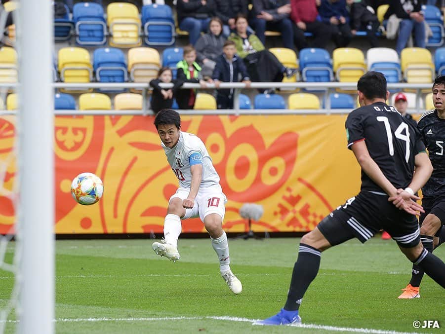 日本サッカー協会さんのインスタグラム写真 - (日本サッカー協会Instagram)「📸Match Photos① U-20日本代表は5月26日(日)、FIFA U-20ワールドカップポーランド2019の第2戦でU-20メキシコ代表と対戦しました。前半に宮代大聖選手が先制点を奪うと、後半には田川亨介選手と宮代選手が追加点を決め、3−0で今大会初勝利を収めました。 ・ 第3戦は29日(水)、中2日で日本は勝点6でグループBの首位に立つイタリアと対戦します。 ・ GK 1 #若原智哉 DF 3 #小林友希 DF 4 #瀬古歩夢 DF 5 #菅原由勢 DF 15 #鈴木冬一 MF 8 #藤本寛也　→81' MF 7 #伊藤洋輝 MF 9 #斉藤光毅　→76' FW 20 #中村敬斗 MF 10 #齊藤未月 (C) MF 16 #山田康太 FW 11 #田川亨介 FW 13 #宮代大聖　→87' FW #原大智 ・ 監督 #影山雅永 ・ 🏆FIFA U-20ワールドカップポーランド 📅グループステージ 5/24 1-1 vsエクアドル🇪🇨 5/26 3-0 vsメキシコ🇲🇽 5/30 01:00 vsイタリア🇮🇹 ・ #daihyo #jfa #u20wc」5月27日 17時06分 - japanfootballassociation