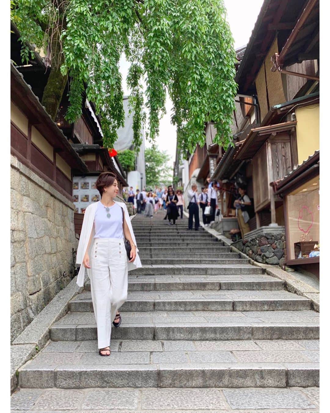 23区さんのインスタグラム写真 - (23区Instagram)「#23KU_DAYS 🚶🏼‍♂️﻿to KYOTO﻿ ﻿﻿ 23区のワードローブで出かける京都旅行。﻿ 初夏の爽やかな風で、いまの京都はベストシーズン🌿﻿ ﻿ 清水寺の参道として古くから賑わいをみせる二寧坂・産寧坂。京都らしい風情のある街並みは毎日多くの観光客が訪れる定番のスポットです。﻿ ﻿ 観光で、気になる日焼け対策もバッチリな 23区の #マルチファンクションカーディガン はこの旅のお供。﻿ UV機能、接触冷感や抗菌消臭、シワ防止などマルチに活躍してくれます👌﻿ ﻿ 京都の楽しみは、ここならではの趣のあるお店の作りやその空気感で頂くカフェタイム☕️お気に入りのお店を見つけては、ハシゴしてしまいます。﻿ ﻿ ﻿ ﻿ --------------------------------------------------﻿﻿ CARDIGAN:KRWOKA0052 ¥11,000+tax﻿ CUT&SEWN:KKSOKM0601 ¥8,000+tax(SLOW 23区)﻿ PANTS:PRWOKM0504 ¥19,000+tax﻿ BAG:BOBYKM0509 ¥8,900+tax(Camalya)﻿ SHOES:SE3DKM0501 ¥19,000+tax﻿ --------------------------------------------------﻿﻿ ﻿ ﻿ #23区 #23區 #ジェイアール京都伊勢丹 #ISETAN #伊勢丹 #リニューアルオープン ﻿ #MYSTANDARD23 ﻿﻿﻿﻿﻿﻿﻿﻿ #kyoto #京都 #京都旅行 #京都観光 #産寧坂 #三年坂 #cafe #京都カフェ #starbacks #スタバ #dandelionchocolate﻿ #ダンデライオンチョコレート 🍫﻿ ﻿#fashion #style #code #coordinate #旅行コーデ #summercode﻿ #マルチファンクションカーディガン #23区定番」5月27日 17時06分 - 23ku_official