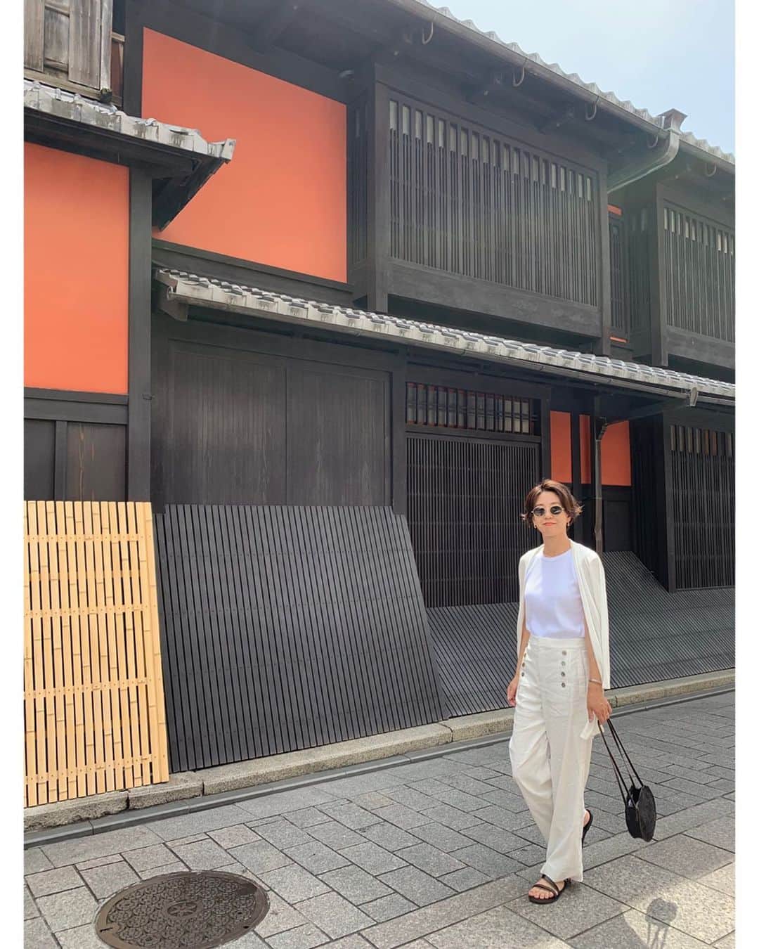 23区さんのインスタグラム写真 - (23区Instagram)「#23KU_DAYS 🚶🏼‍♂️﻿to KYOTO﻿ ﻿﻿ 23区のワードローブで出かける京都旅行。﻿ 初夏の爽やかな風で、いまの京都はベストシーズン🌿﻿ ﻿ 清水寺の参道として古くから賑わいをみせる二寧坂・産寧坂。京都らしい風情のある街並みは毎日多くの観光客が訪れる定番のスポットです。﻿ ﻿ 観光で、気になる日焼け対策もバッチリな 23区の #マルチファンクションカーディガン はこの旅のお供。﻿ UV機能、接触冷感や抗菌消臭、シワ防止などマルチに活躍してくれます👌﻿ ﻿ 京都の楽しみは、ここならではの趣のあるお店の作りやその空気感で頂くカフェタイム☕️お気に入りのお店を見つけては、ハシゴしてしまいます。﻿ ﻿ ﻿ ﻿ --------------------------------------------------﻿﻿ CARDIGAN:KRWOKA0052 ¥11,000+tax﻿ CUT&SEWN:KKSOKM0601 ¥8,000+tax(SLOW 23区)﻿ PANTS:PRWOKM0504 ¥19,000+tax﻿ BAG:BOBYKM0509 ¥8,900+tax(Camalya)﻿ SHOES:SE3DKM0501 ¥19,000+tax﻿ --------------------------------------------------﻿﻿ ﻿ ﻿ #23区 #23區 #ジェイアール京都伊勢丹 #ISETAN #伊勢丹 #リニューアルオープン ﻿ #MYSTANDARD23 ﻿﻿﻿﻿﻿﻿﻿﻿ #kyoto #京都 #京都旅行 #京都観光 #産寧坂 #三年坂 #cafe #京都カフェ #starbacks #スタバ #dandelionchocolate﻿ #ダンデライオンチョコレート 🍫﻿ ﻿#fashion #style #code #coordinate #旅行コーデ #summercode﻿ #マルチファンクションカーディガン #23区定番」5月27日 17時06分 - 23ku_official
