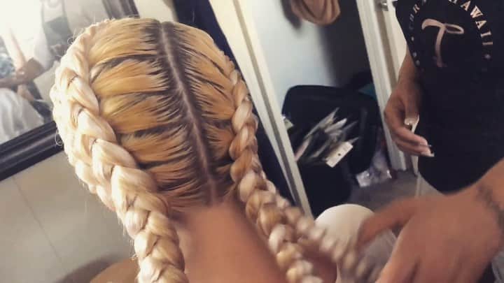Nika Kljunのインスタグラム：「Mahalo, Hawaii! You’ve been so good to me! 🌺 . Had NO IDEA I will leave this island with a different hair style but sometimes you just gotta go with the flow, specially in Hawaii! 🐠🤪 . Thank you @tbraids808hawaii for squeezing me into your busy schedule super last minute! Love your work but felt in love with you even more because of your beautiful soul. 🙏🏼🥰 Thank you @grs808 for making all this happen & @siennasaige for inspiring me with your hairstyle. U girls rock!!! 👏🏼🥳 . If you’re ever in Hawaii and want to switch up your hairstyle for a sec - T is the oneeee!! 😎 . Now off to L.A. I go.... with the biggest smile on my face 😀 Thinking about this weekend and all the kiddos we inspired at @jumpdance ... Ahh, I love my job so freaking much!!! It was def a weekend I’ll NEVER forget! Thanks to YOU, DANCERS! 😍🙏🏼🕺🏽💃🏼 Please don’t ever ever change! #myheartishappy . #timelapsevideo #braidstyles #hawaiibraids #oahuhawaii #oahulife #neatbraids #onetouch #jaxjones #jessglynne #nikakljun #thankfulforyou #jumpdance #choreographer #vivalanika #dancelifestyle」